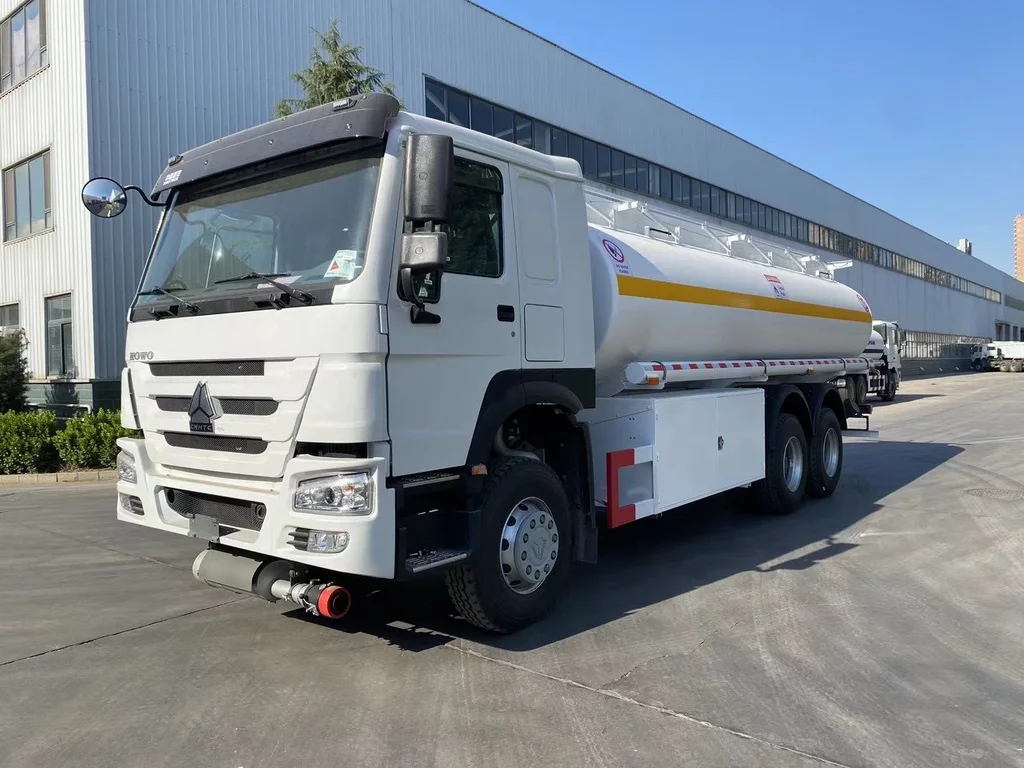 Low Price HOWO  6x4 4x2 oil tank truck 20000L Capacity Fuel Tank Truck Palm Oil Transportation Tanker Truck Euro 2 emission