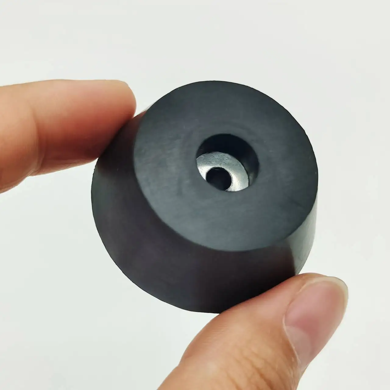 The manufacturer can customize rubber wear-resistant pads and add iron parts internally