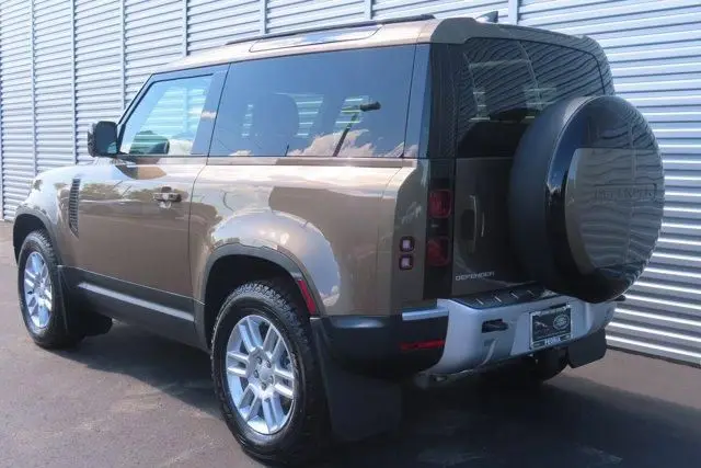 Подержанный 2023 Land Rover Defender 90 S
