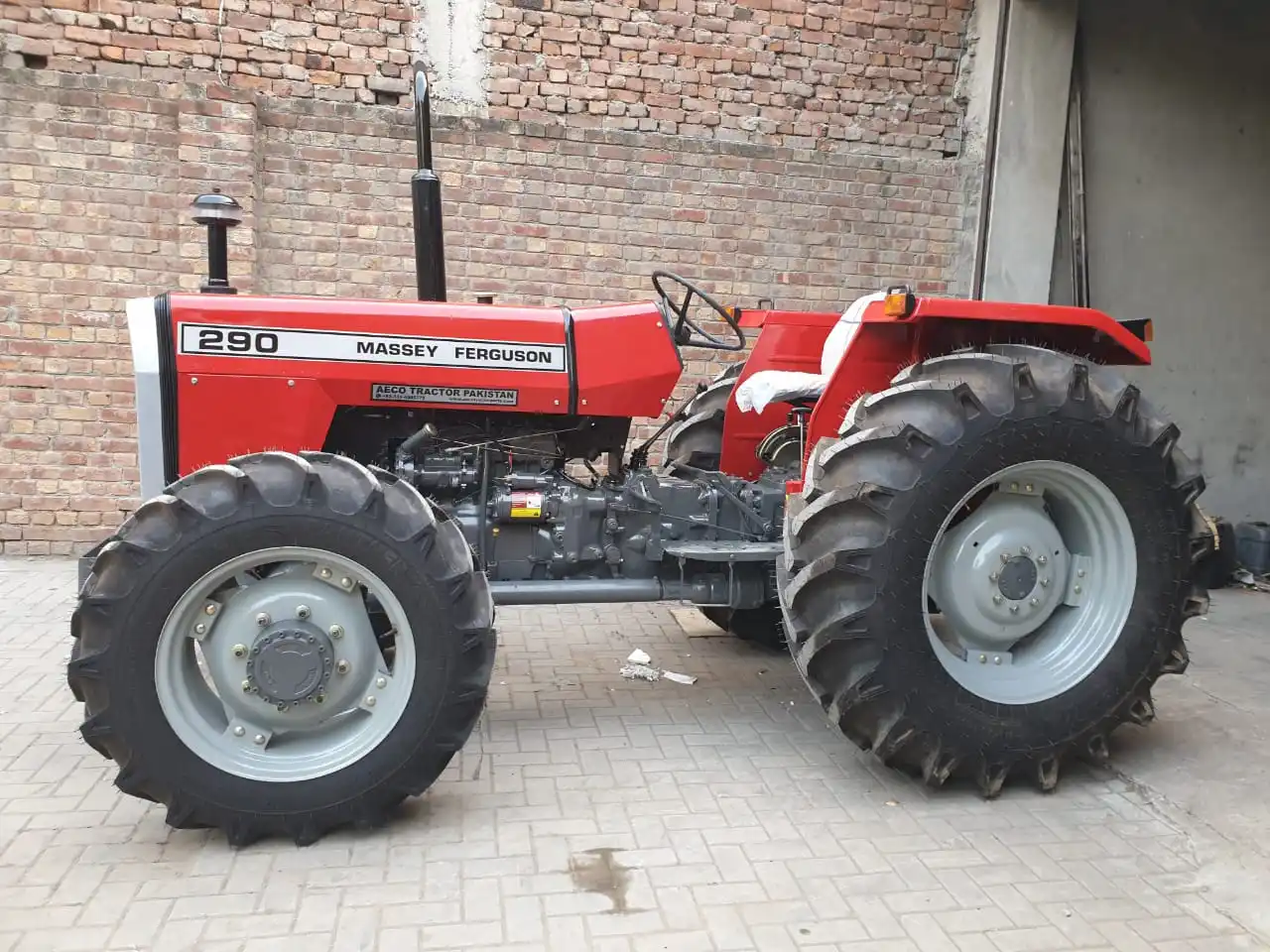 Тракторы Massey Ferguson и сельскохозяйственное оборудование, б/у тракторы Massey Ferguson 4WD