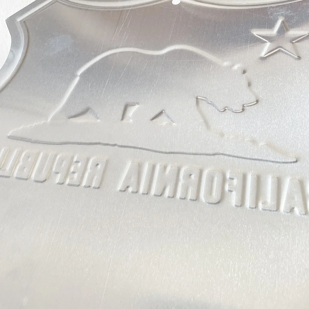 Manufacturer Wholesale Souvenir Tourist Zone California Raised Logo Custom Metal Plate