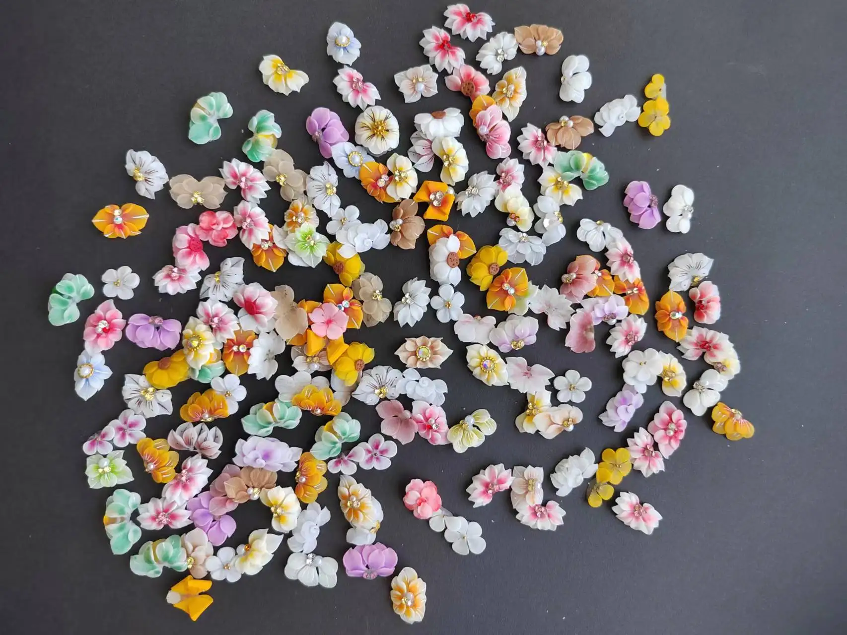 New Arrival  Bulk Kawaii Handmade Nail Art Charms 3D Design nail jewelry dried artificial flowers in acrylic water nail jewley