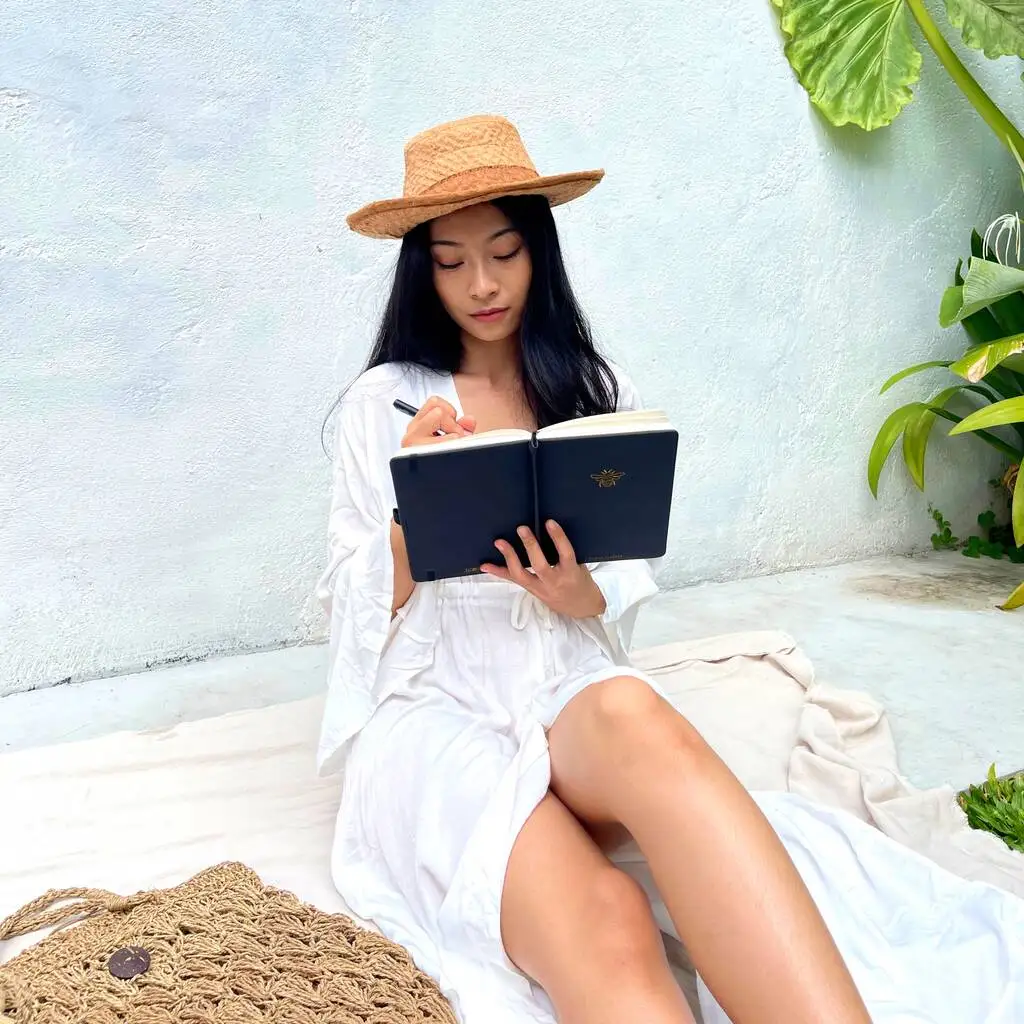 LABON Elegant Vegan Leather Cover Gold Bee Premium Undated Planner Diary Notebook With Elastic Strap