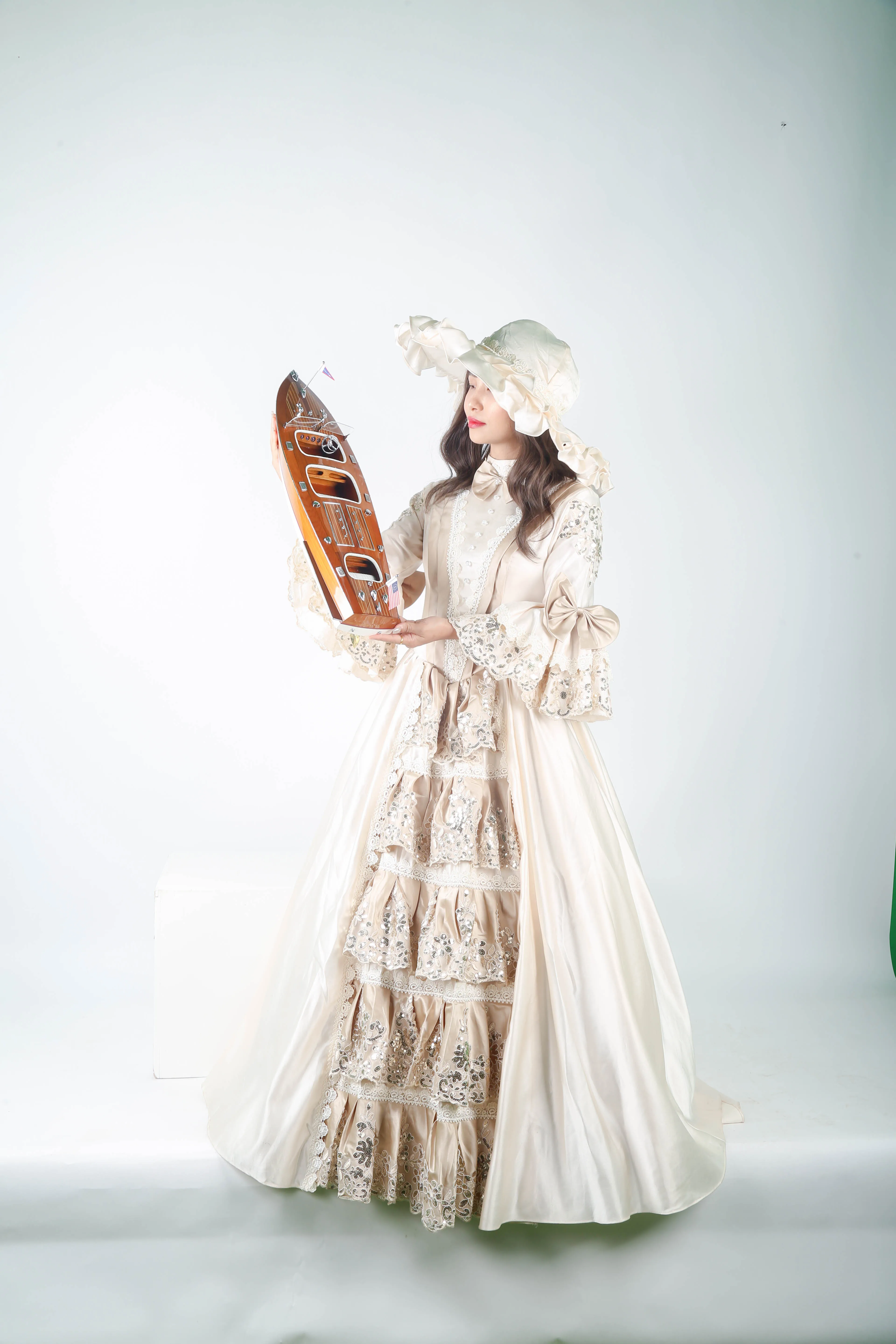 Chris Craft Triple Cockpit-Clearance Model Ship 62 cm Handcrafted Wooden Replica with Display Stand, Collectible, Decor, Gift, W