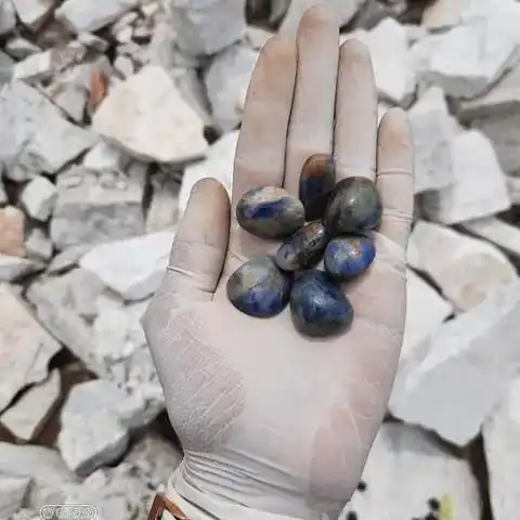 Natural Blue Sapphire Hand  Polished Crystals Tumbled Stone ,  Gravel  Blue Sapphire Gemstone For Home Decoration