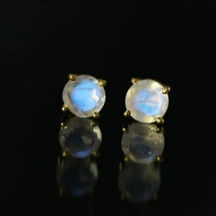 Серьги-гвоздики из серебра 925 пробы с лунным камнем