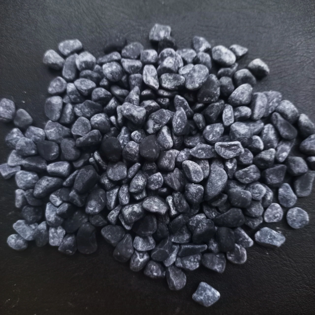 Черный натуральный гравий паутина каменный укладчик Уличные декоративные камни для дома/сада/пруда