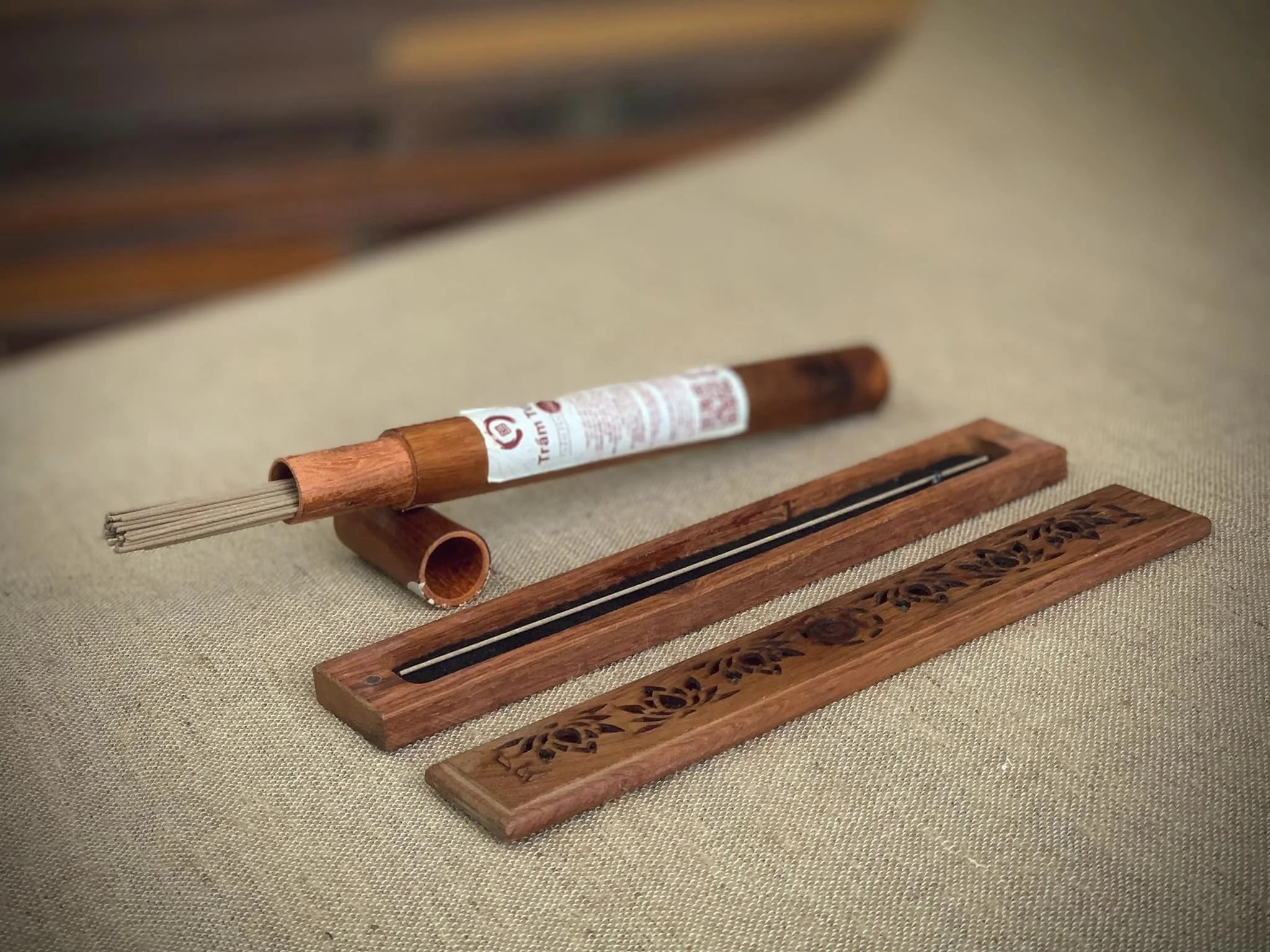 Vietnamese Agarwood Aloeswood Bakhoor Oud Incense Stick with Burner Strong Sweet Fragrant Warmer Relax Gift Set Diffuser