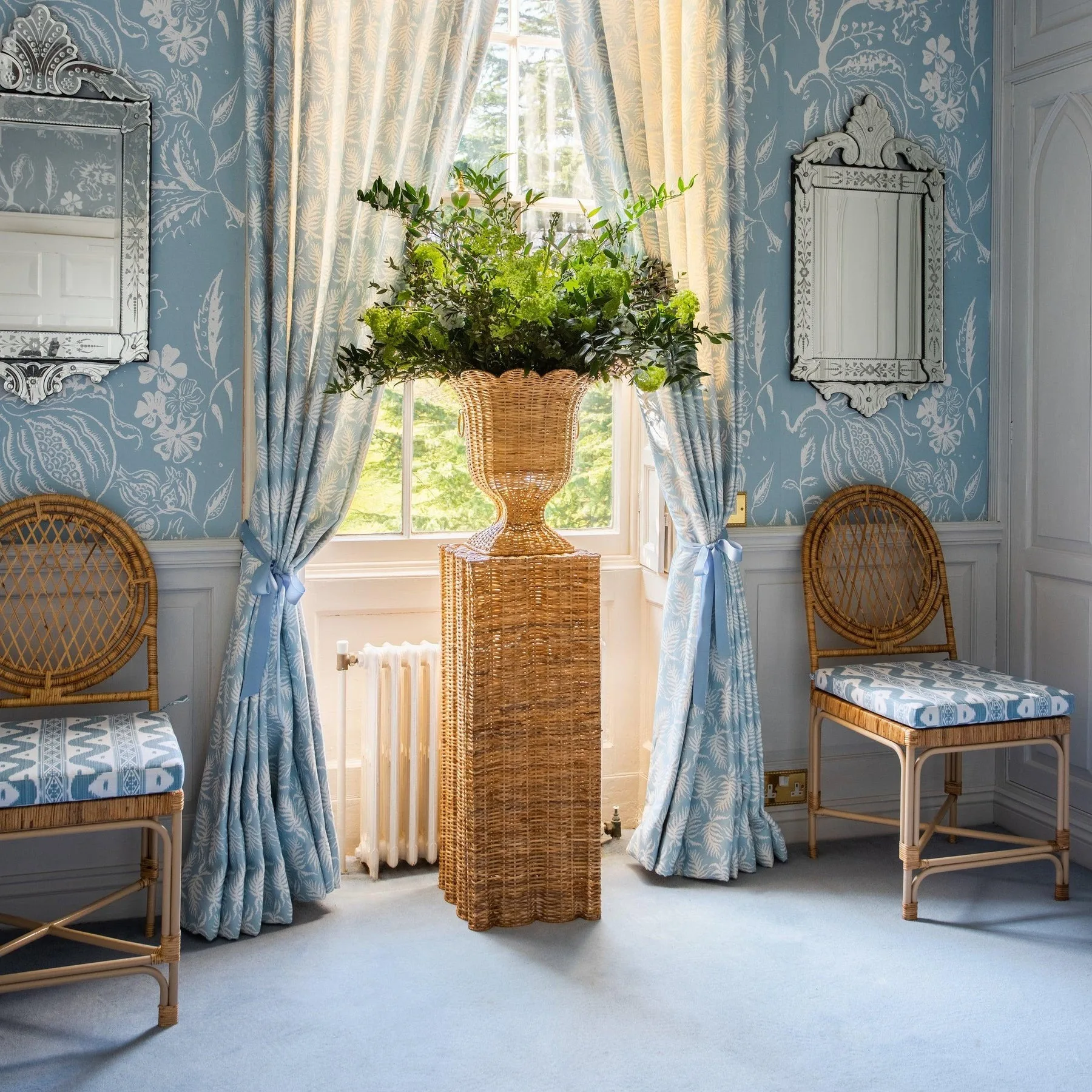 Hot Trend Modern Rattan Wicker Footed Urn Vase Home Decoration Woven Flower Vase Urns Tabletop Bohemian Vintage made in Viet Nam