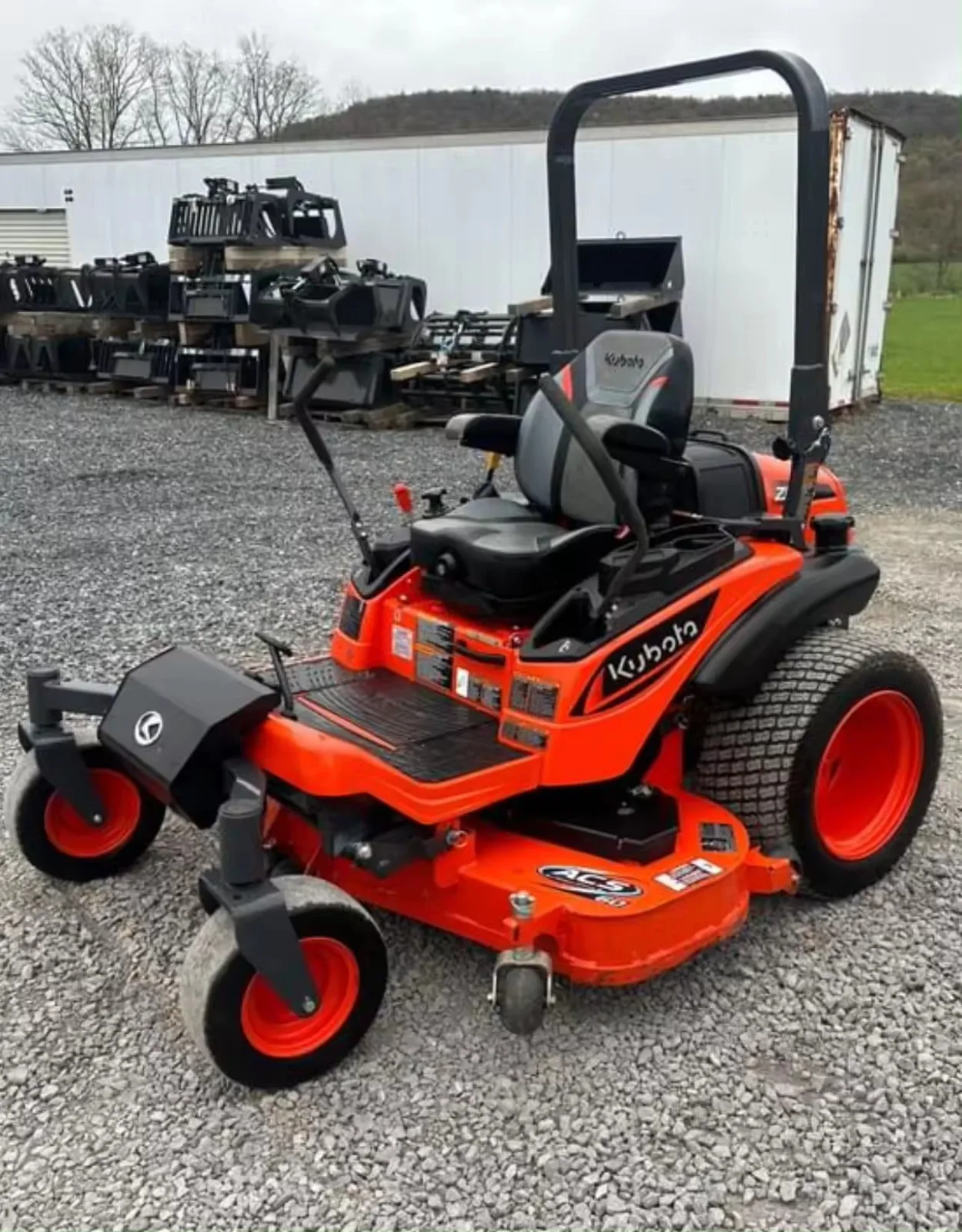 Купить в отличном состоянии Kubota G261HD газонокосилка трактор поставляются с сборщиком травы для садового использования по низким ценам