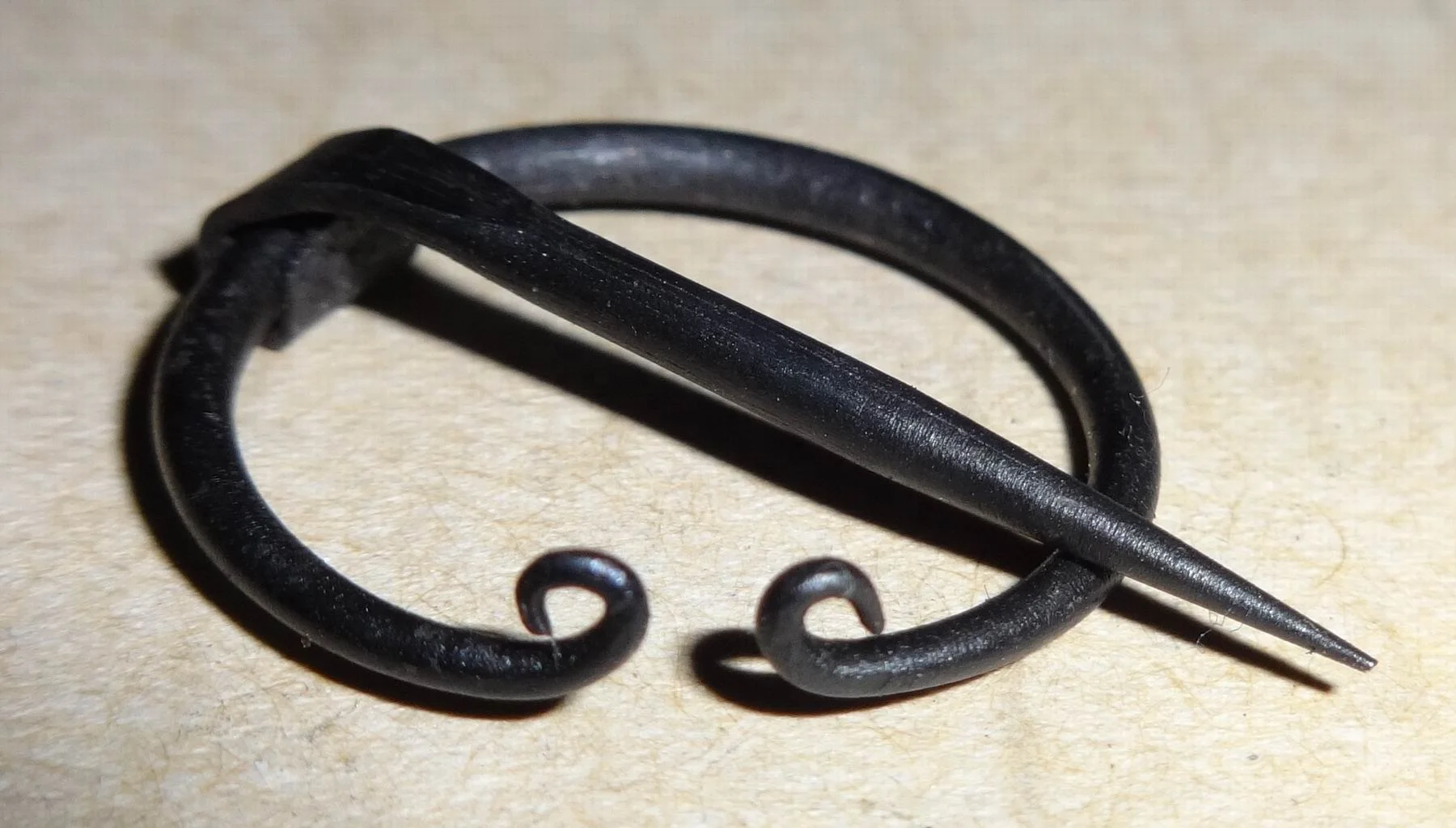 Wholesale Handmade Iron Forged Viking Norse Fibula Penannular Buckle Clasp Cloak/Cloth Pin Simple Vintage Medieval Brooch