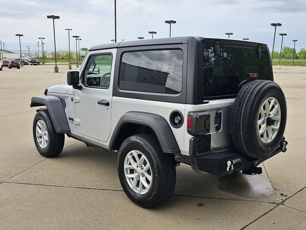 Подержанный 2023 Jeep Wrangler Sport на продажу