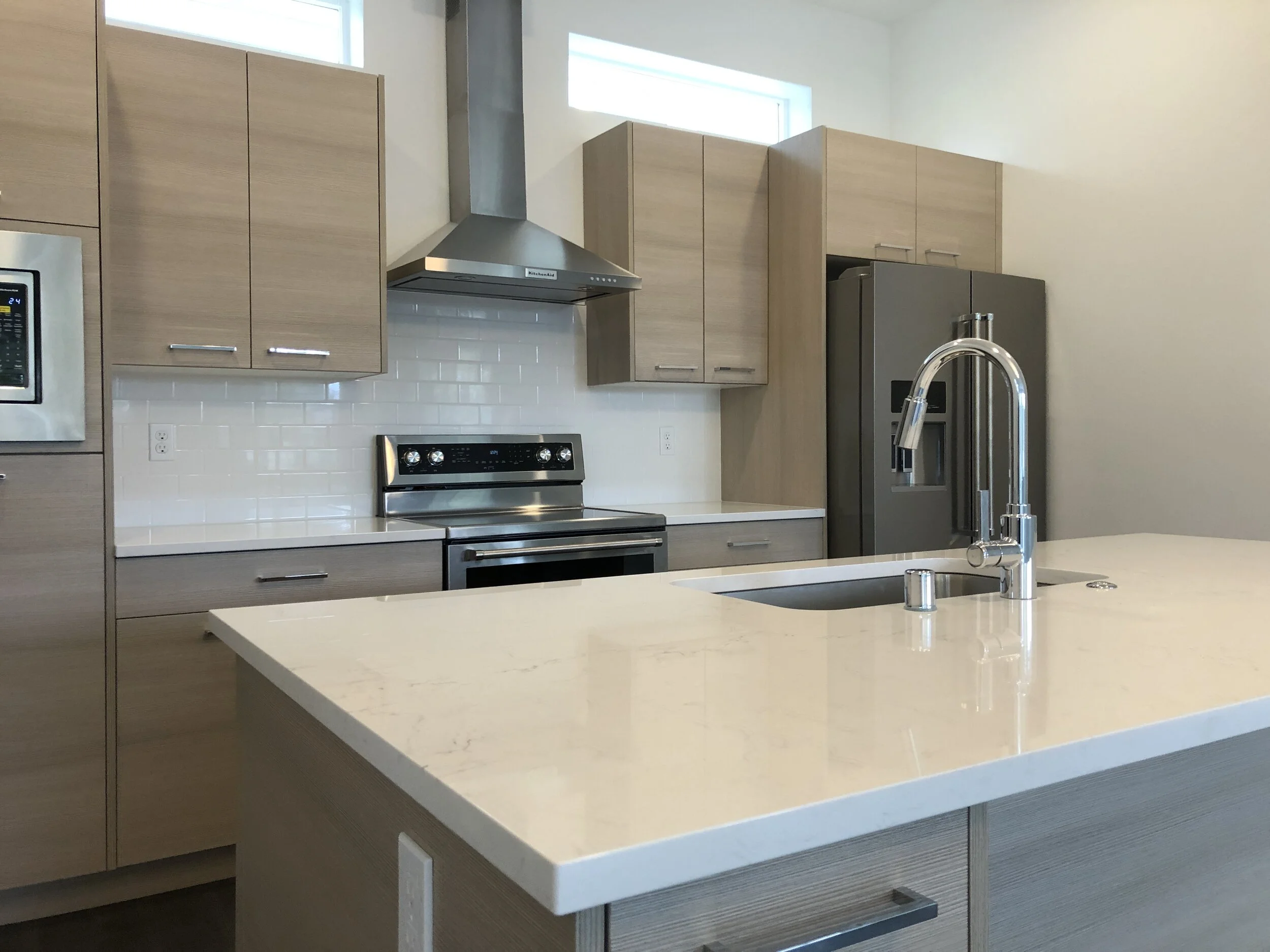 China Top Manufacture Supply Waterproof High Quality Kitchen Cabinet Modern for Old Kitchen Renovation Villa Apartment Kitchen