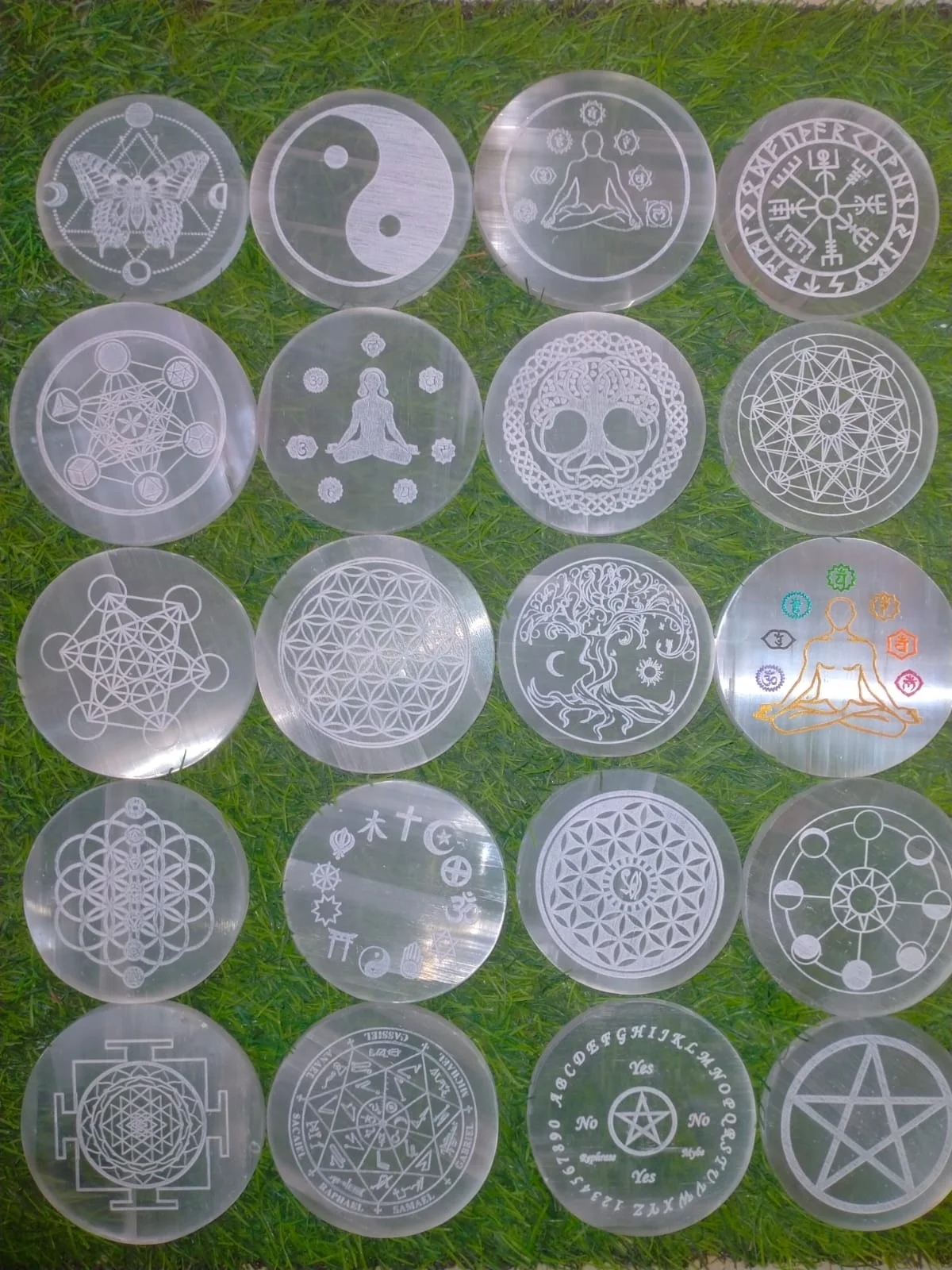 Top Selling round Selenite Crystal Charging Plate High Quality Healing Stone Decoration Energy Raw Technique Tower Shape Gift