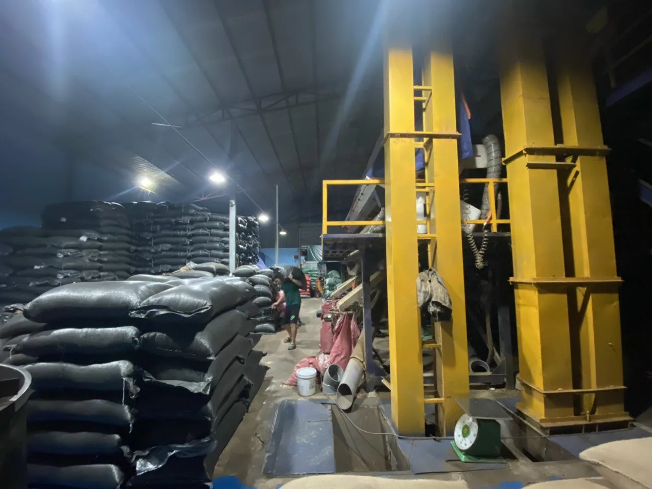 Free sample DHPone Arabica and Robusta Coffee Beans Medium Roasted Packaged With One-Way Degassing Valve From Dak Lak Vietnam