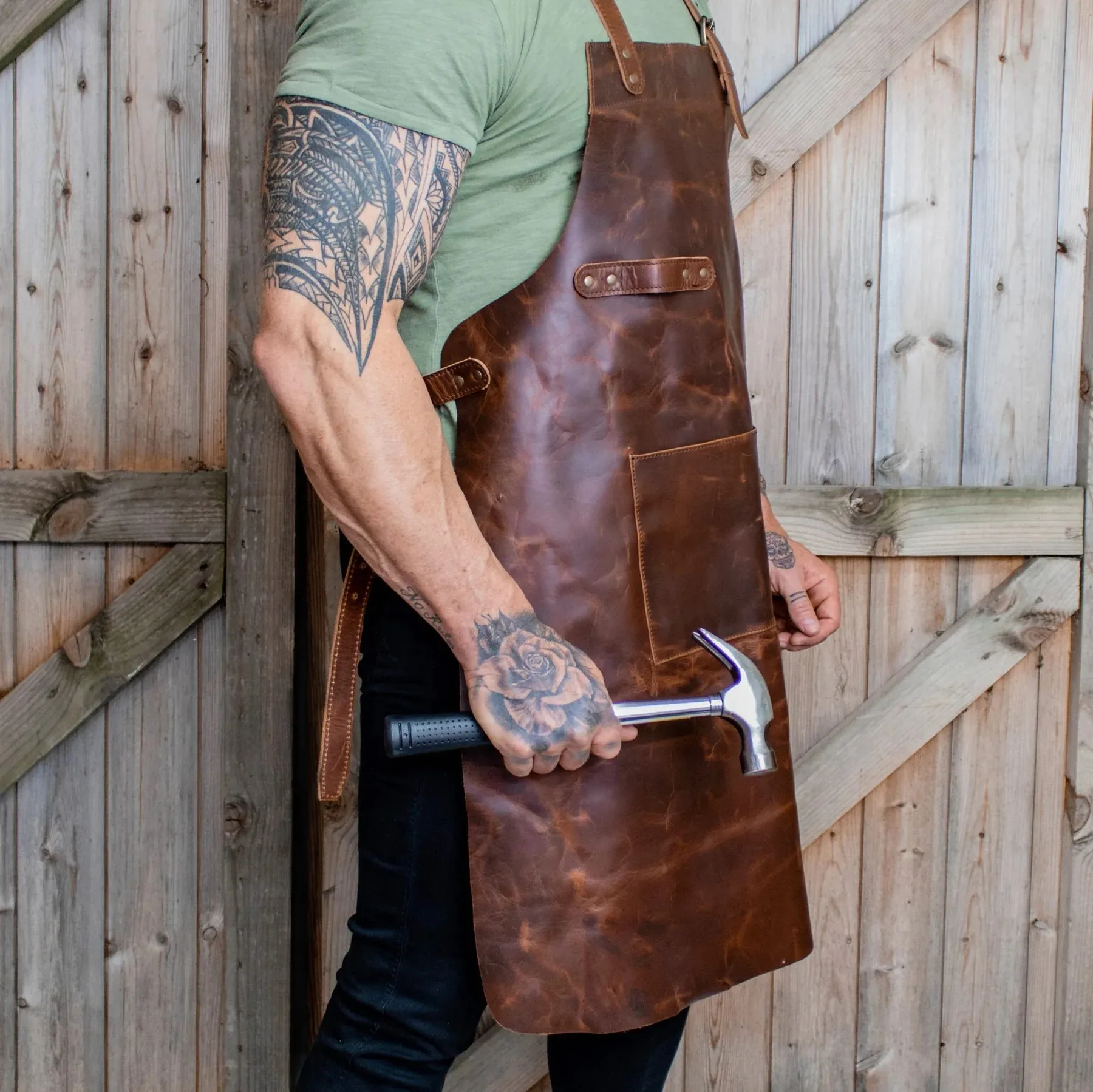 High Quality Polished Leather Aprons For Men And Women Easy Adjustable Straps With Large Pocket For Equipment And Towel Holder