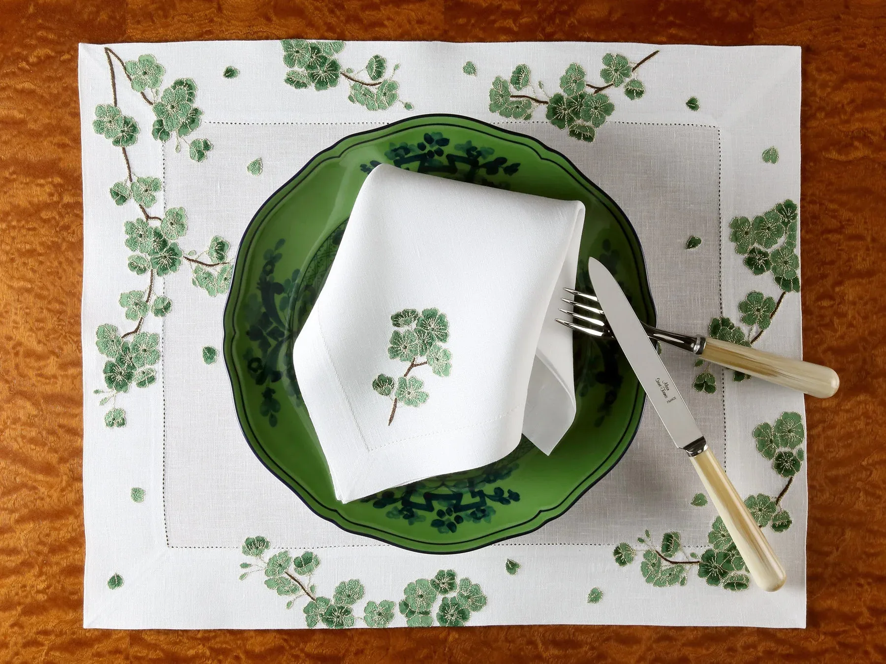 Custom Design 100% Pure White Cotton Napkin Set Placemat Elegant Embroidered Flowers With Hemstitch Home Hotels Events Parties