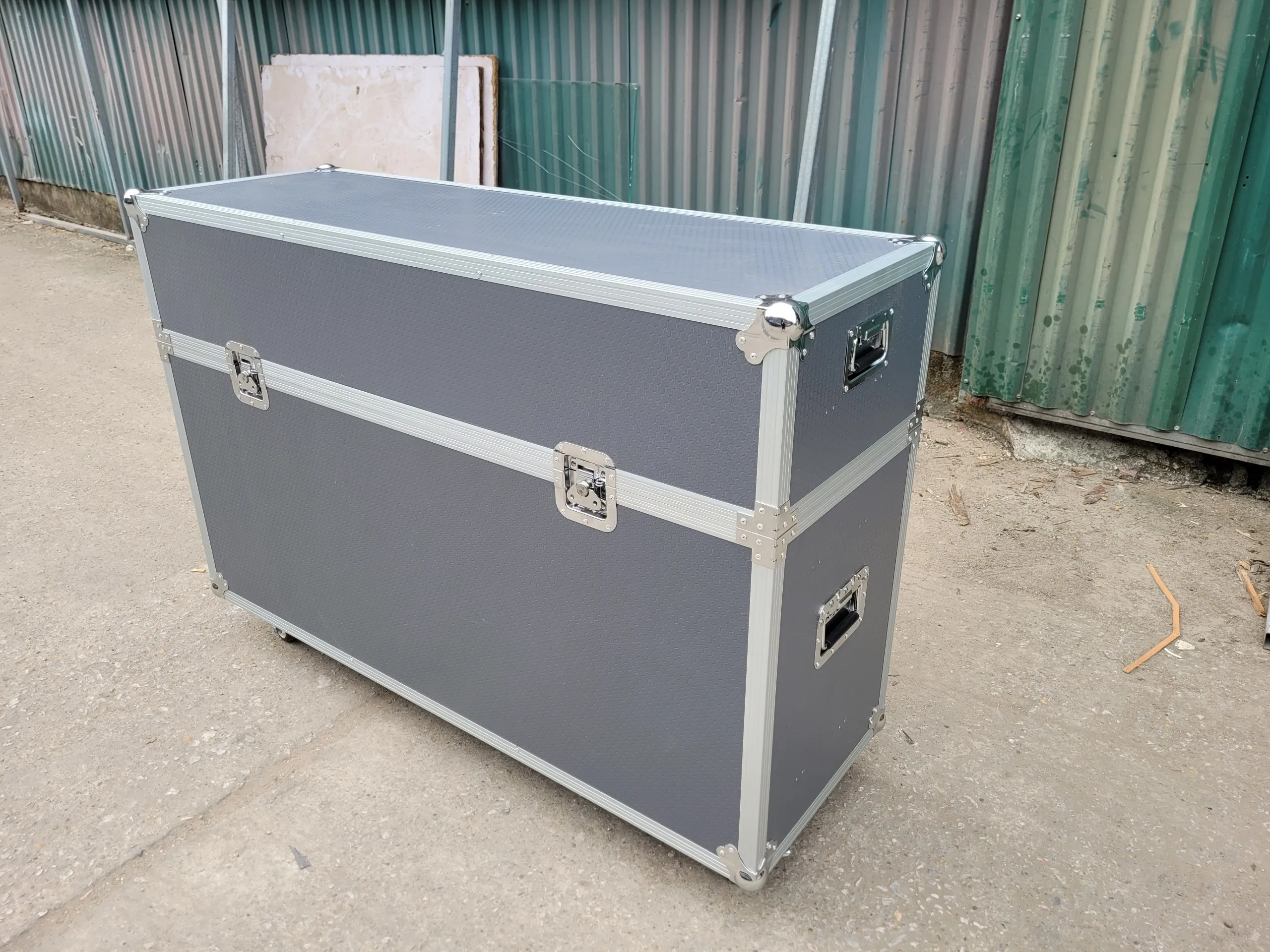 Whole Sale 80' inch Smart TV Display Carry Aluminum Case with Handles Wheels Samsung display Tool Case