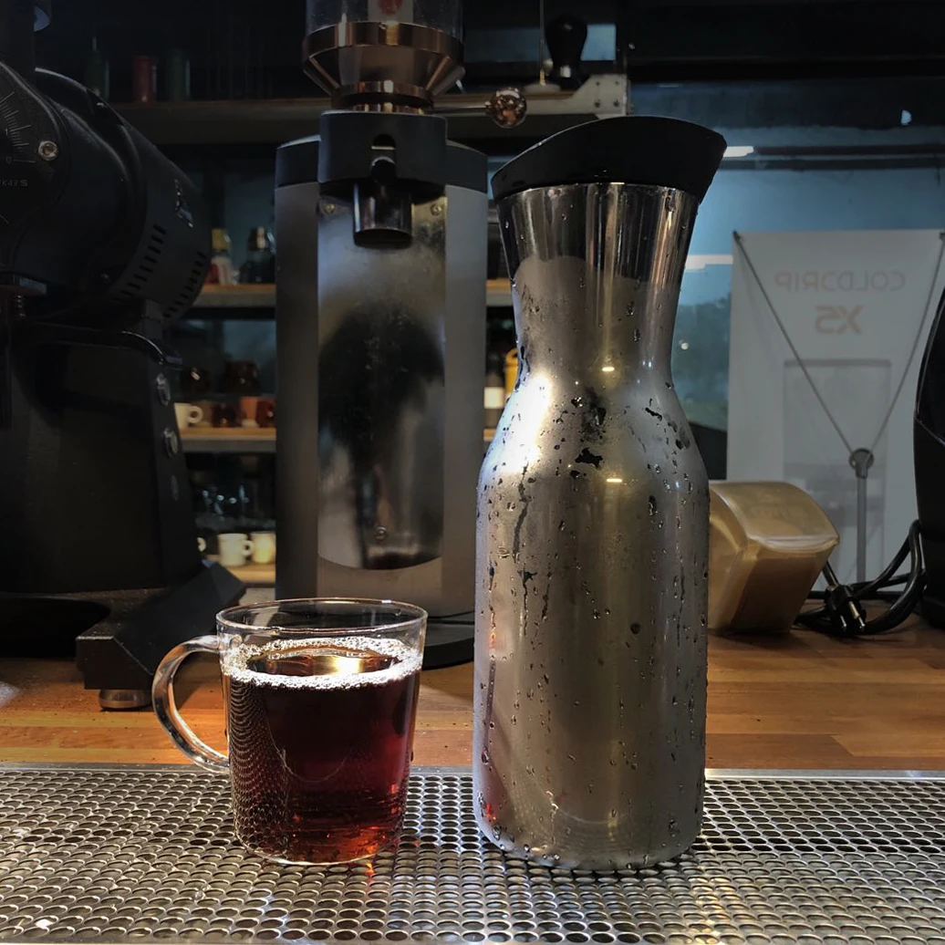 Hot Sell Luxury Modern Mimosa Pitcher Water and Coffee Beverage Carafe with Lid for Restaurants Silicone and Metal Jug