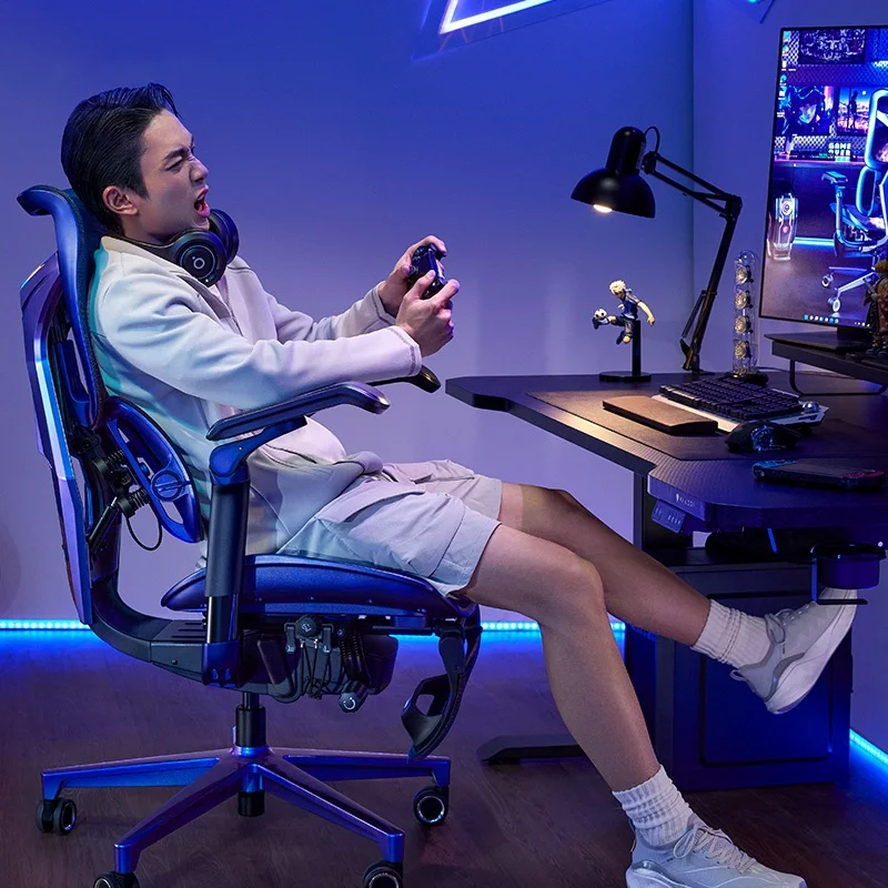 Сине-фиолетово-красное игровое кресло