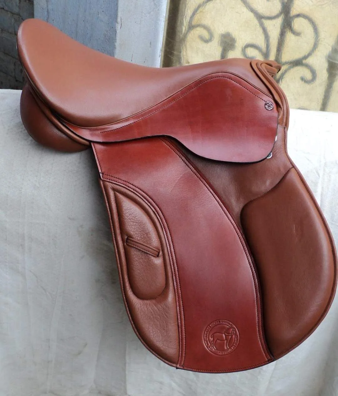 Smart Leather Jumping Horse saddle softy leather seat kneed pad detachable knee roll made on plastic tree horse saddle