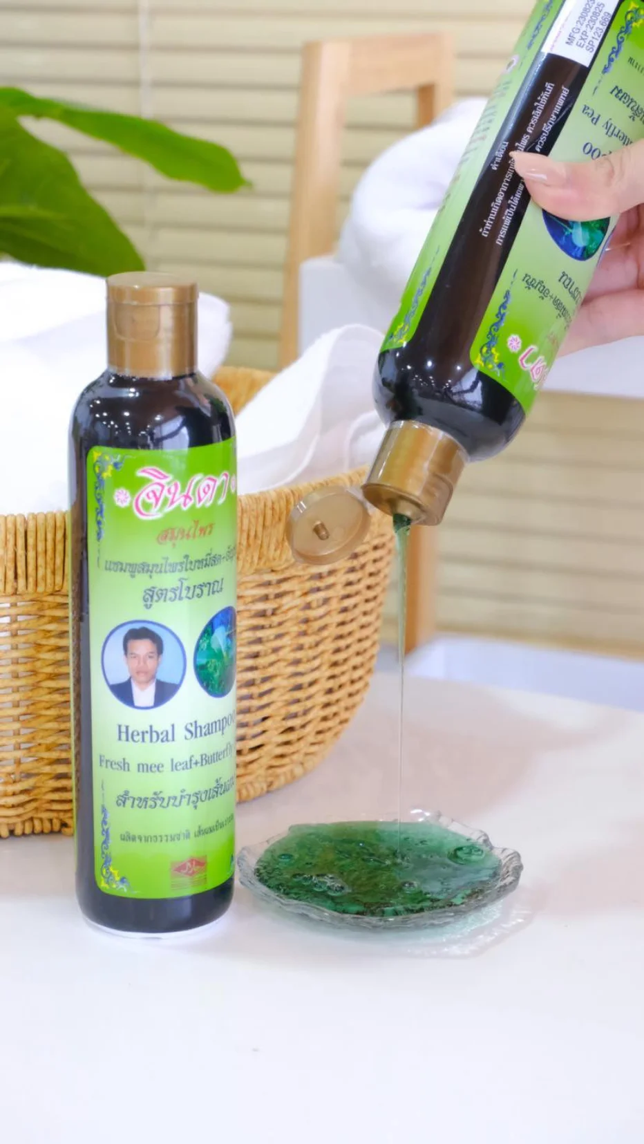 JINDA Herbal Hair Loss Prevention Shampoo 250ml Infused with Anthocyanin for Stronger Hair with Mee Leaves & Butterfly Pea