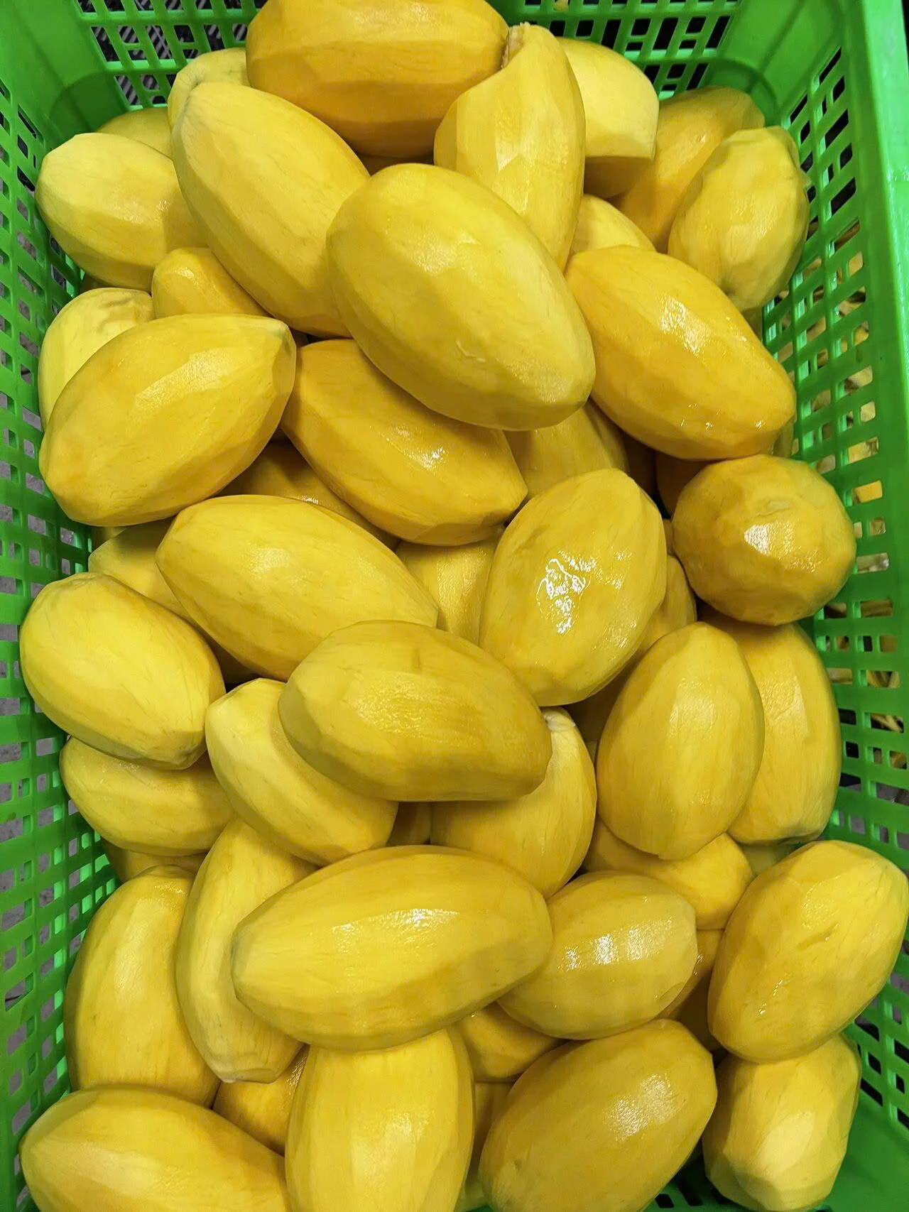 FROZEN MANGO CHUNKS / READY FOR SMOOTHIES AND DESSERTS / MADE IN VIETNAM