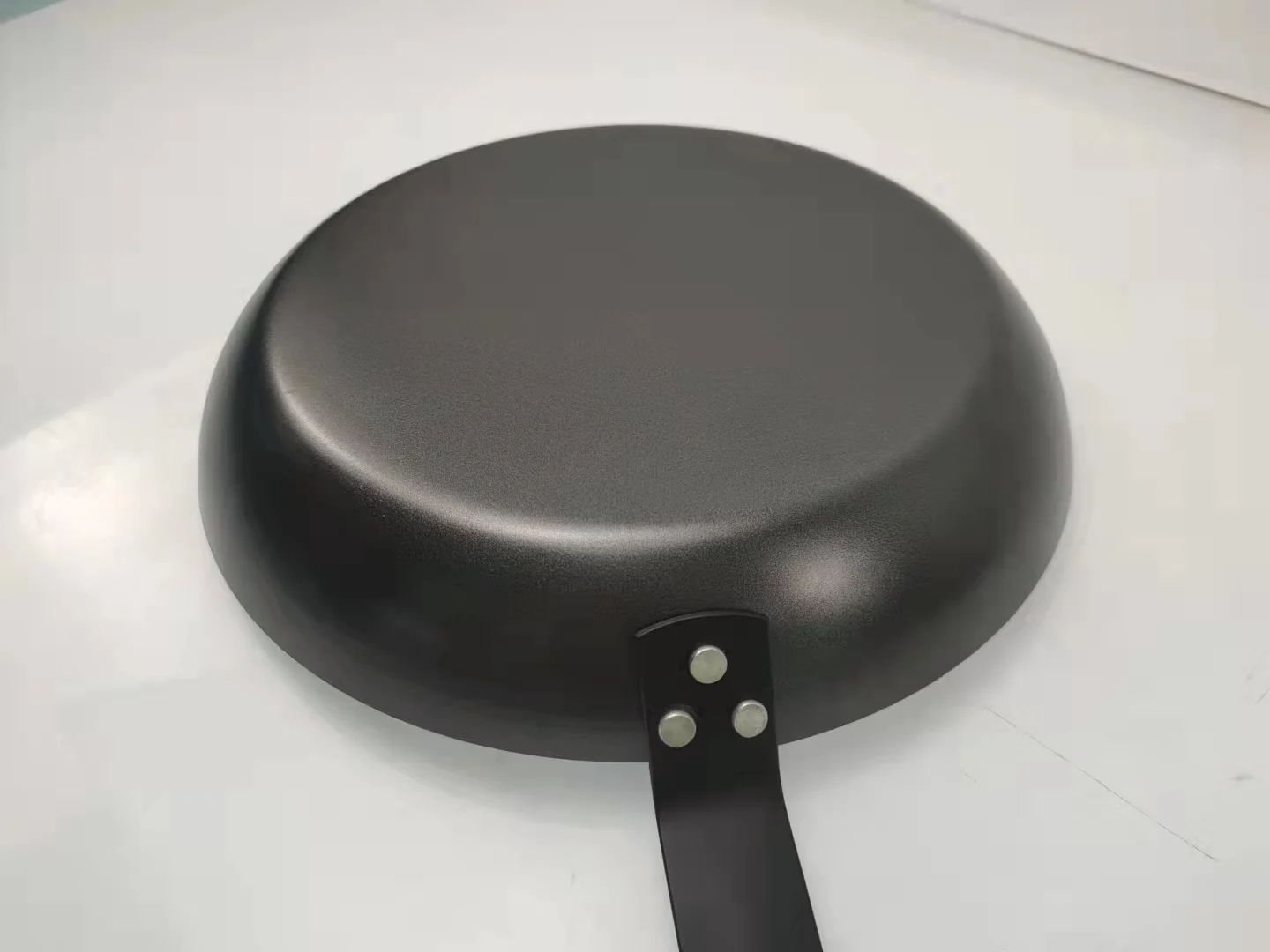 Для газовой и индукционной плиты 202428 см предварительно приправленные антипригарные сковороды из углеродистой стали