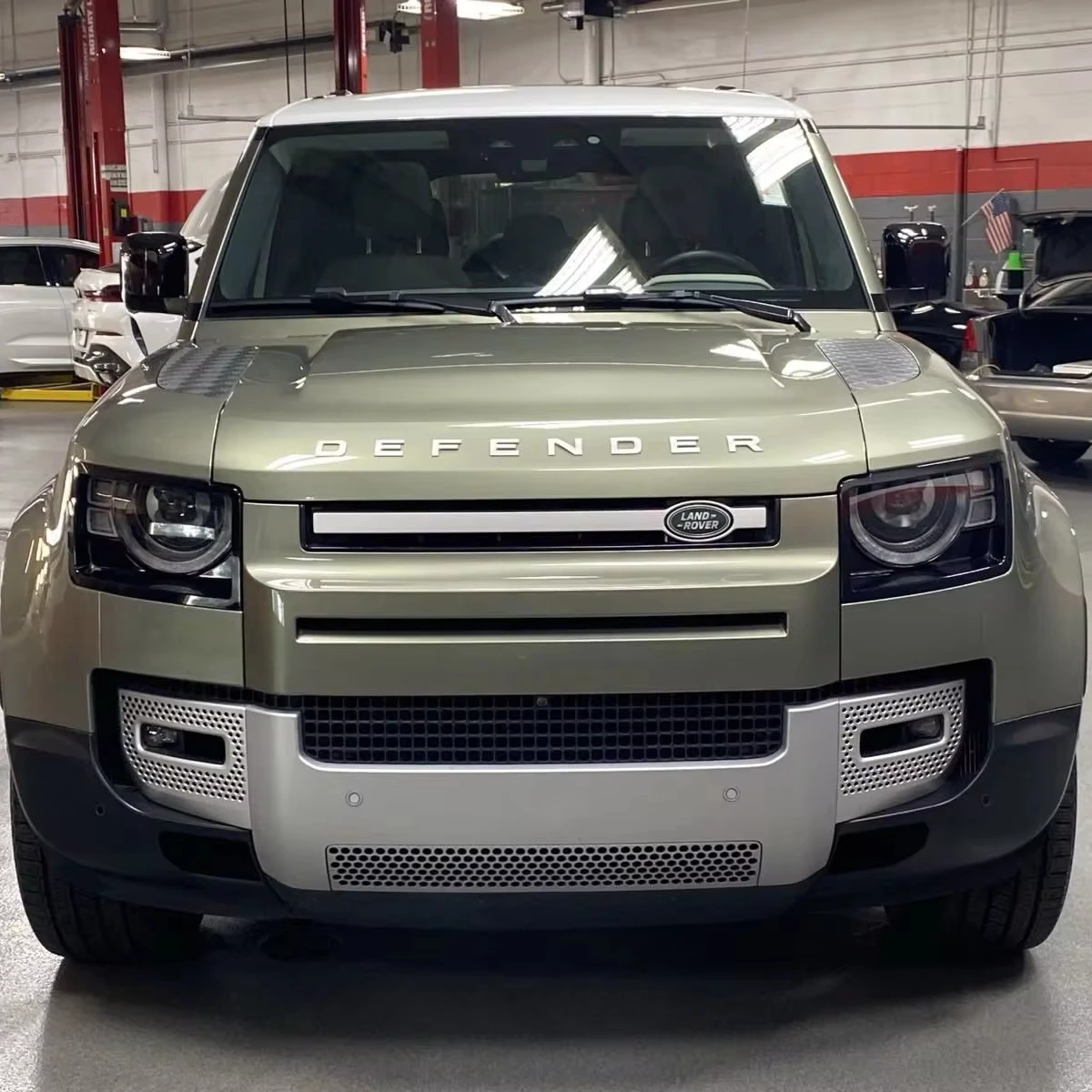 Подержанный 2023 Land Rover Defender S