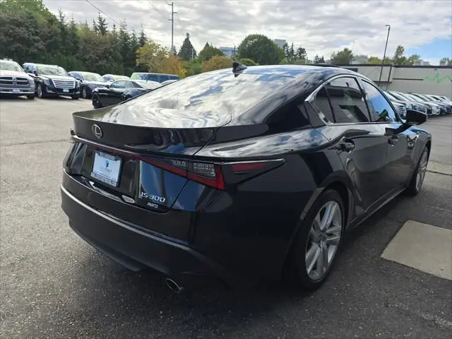 Используется чистый 2023 Lexus 300 6-Скоростной автоматический