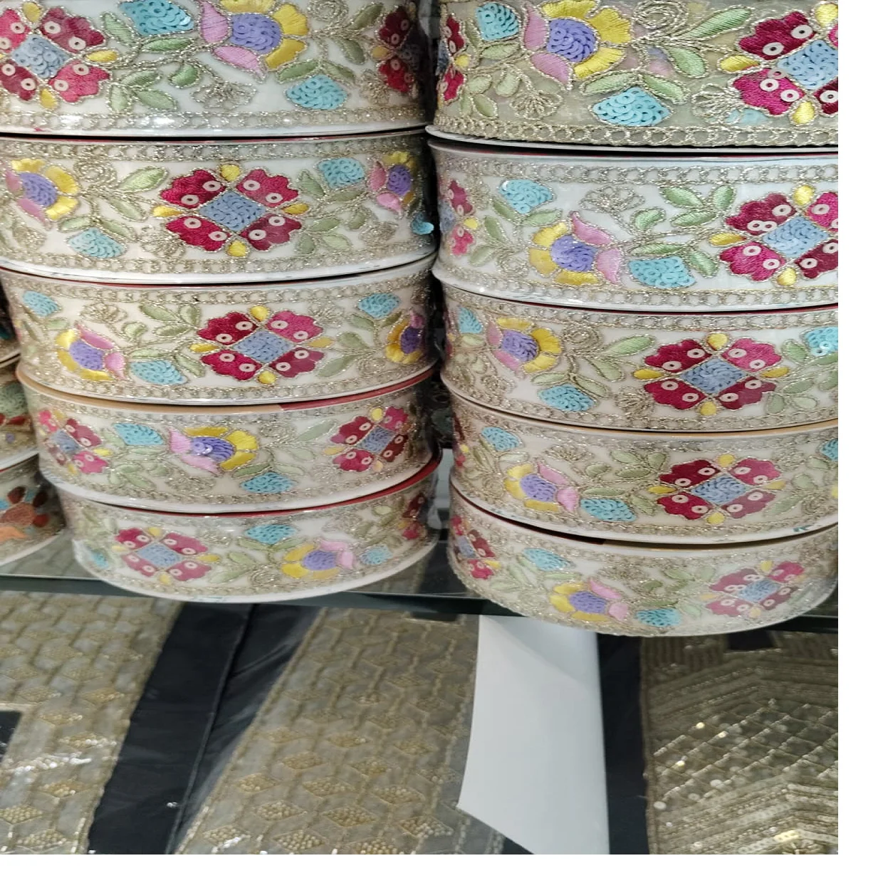 Изготовленный на заказ белой базовой ткани цветочные вышитые в одном цвете цветочных дизайнах для различных целей ширину 2 дюйма.