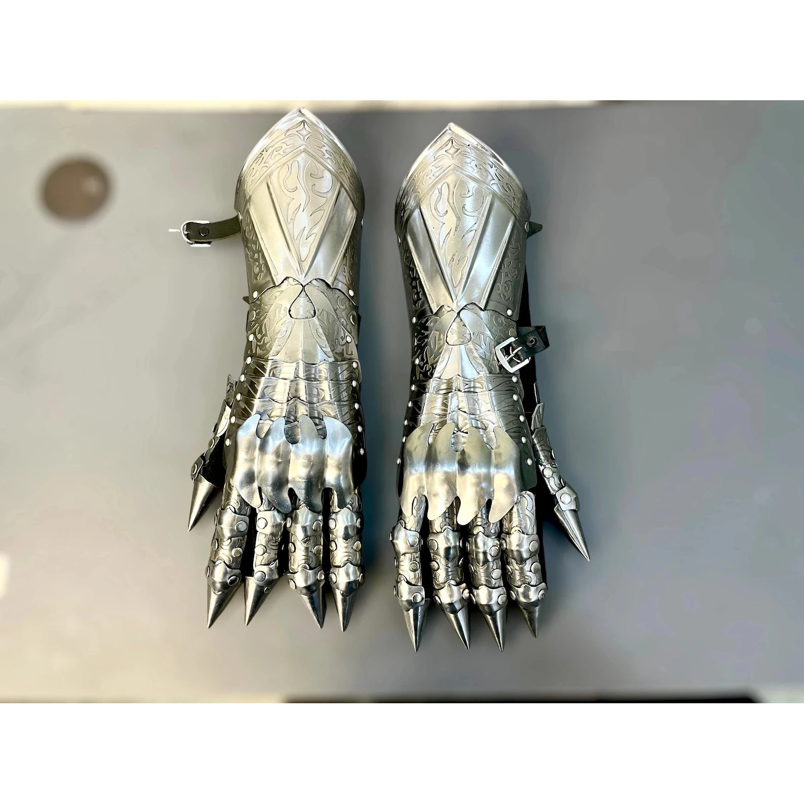 Medieval Nazgul Etching Gloves Set ~ Medieval Knight Gothic Gauntlet Gloves Pair ~ Best Halloween Costume ~ Role Play & Cosplay