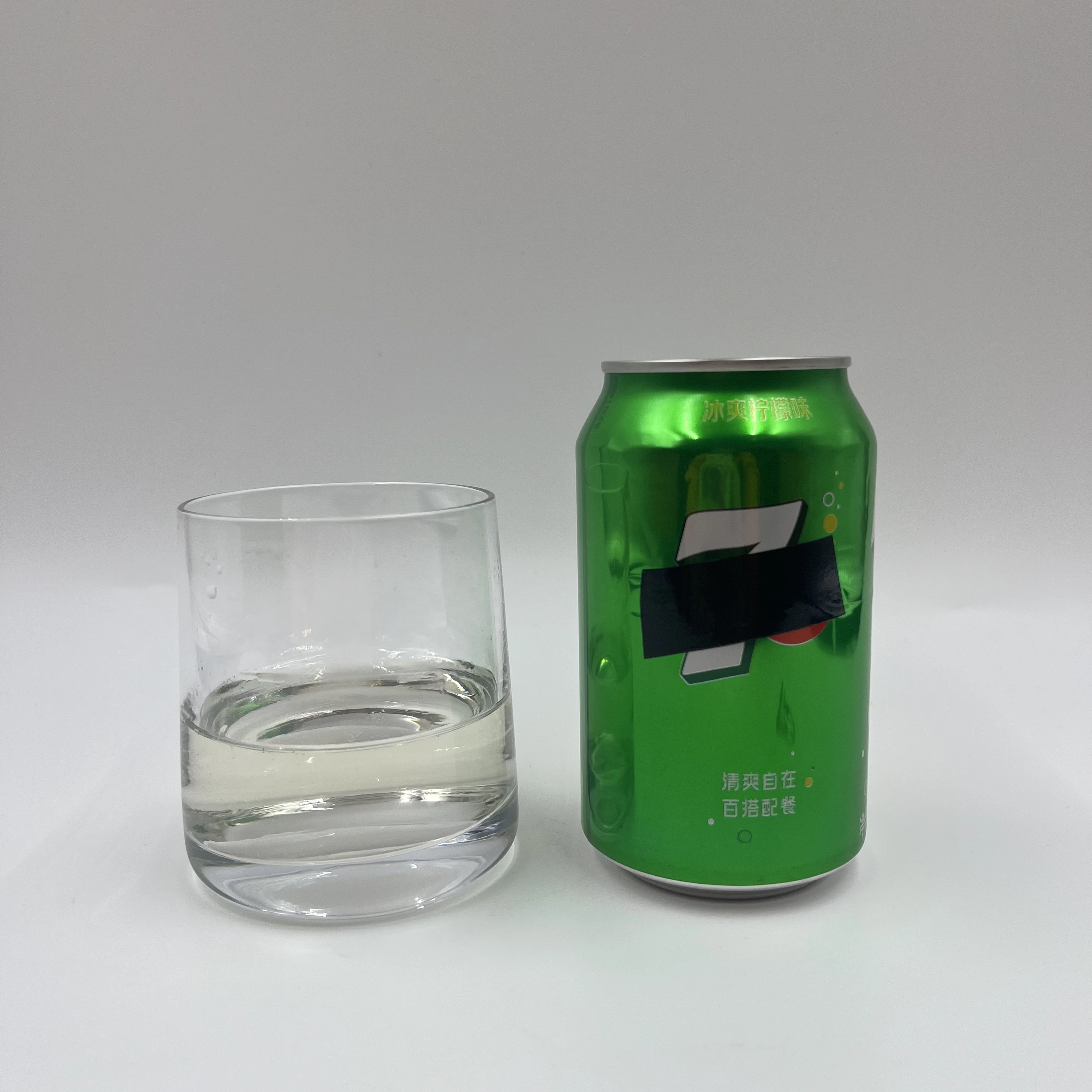 330 мл лимона газированный напиток розлив газированный напиток, банка из алюминия