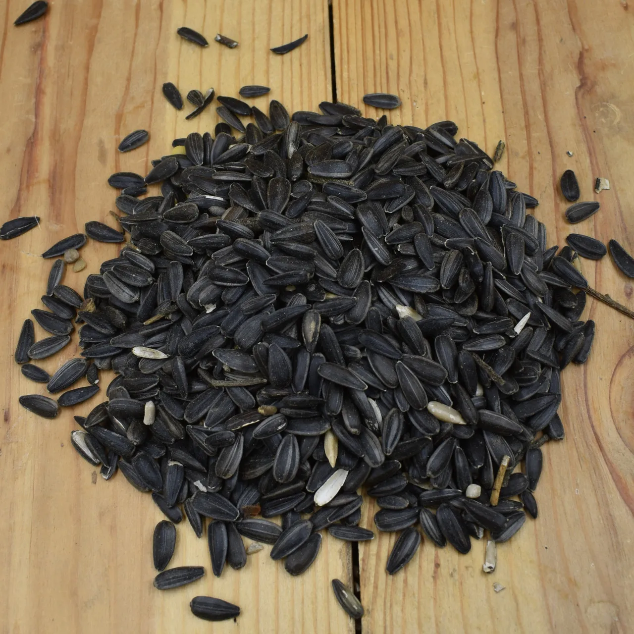 Натуральные черные семена подсолнечника и масло