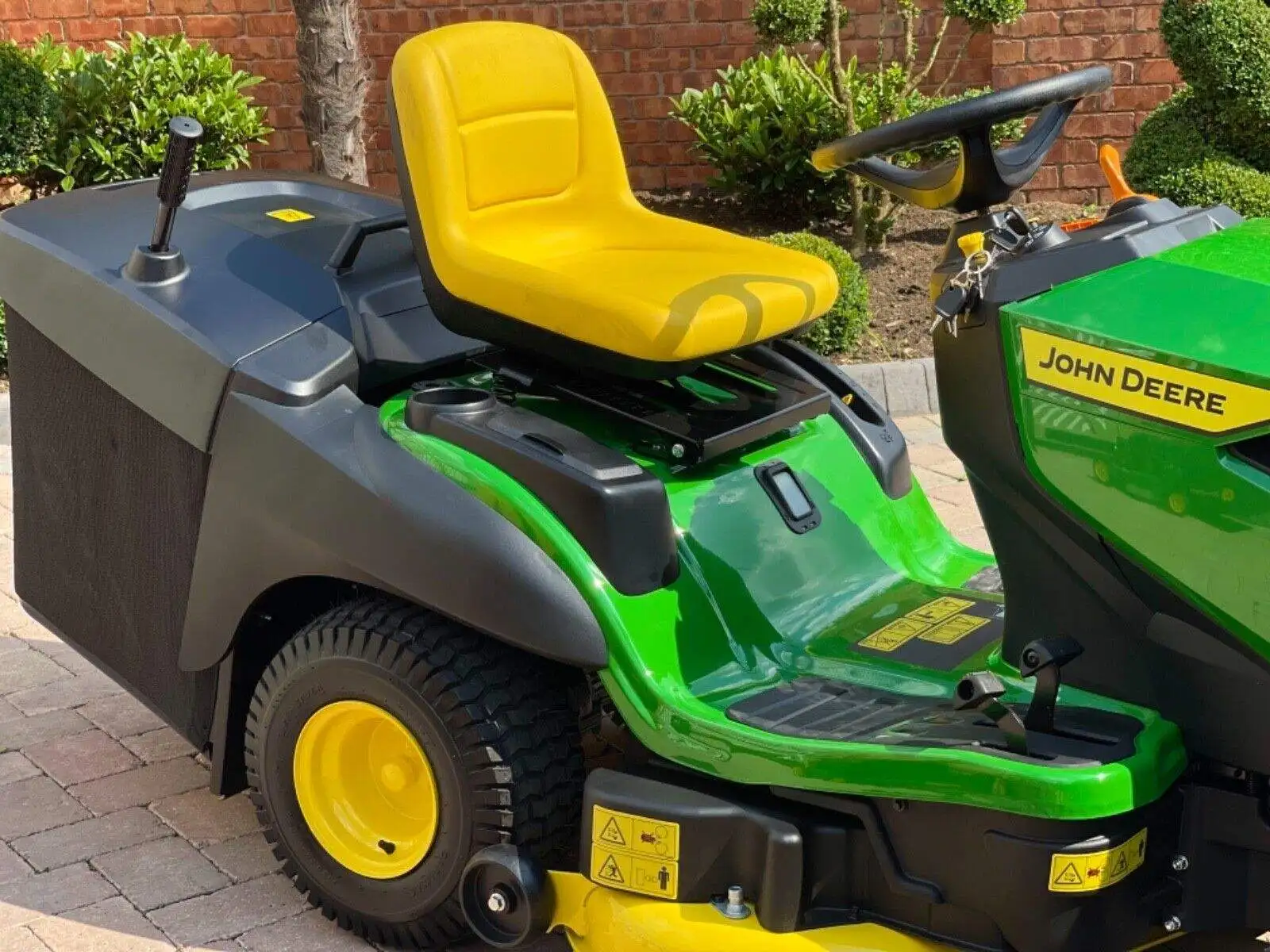 John Deer X167R lawn tractor, ride -on mower Agricultural Machinery Grass Garden Lawn Mower John Deer X167R Lawn Mower