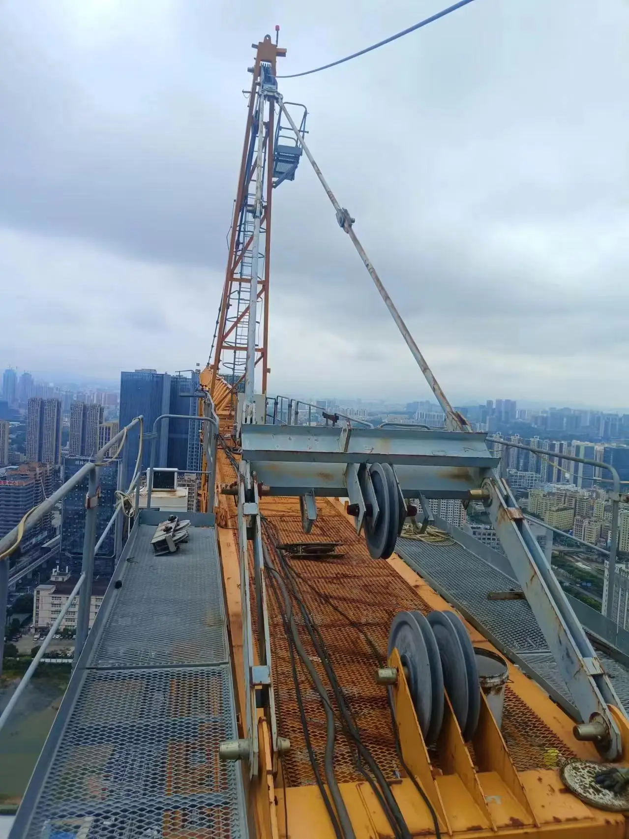 Second-Hand Tower Crane SMC 7030-1656m 6 Ton Tower Crane Cheap in Sale