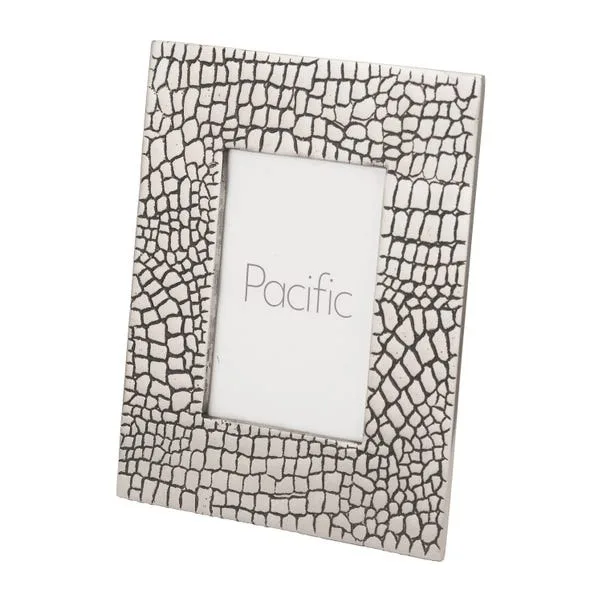 Hot Selling Modern MDF Wooden Photo Frame Artistic Wall Decor New Arrival Picture Mounted on Iron Wall High Demand for Home Use