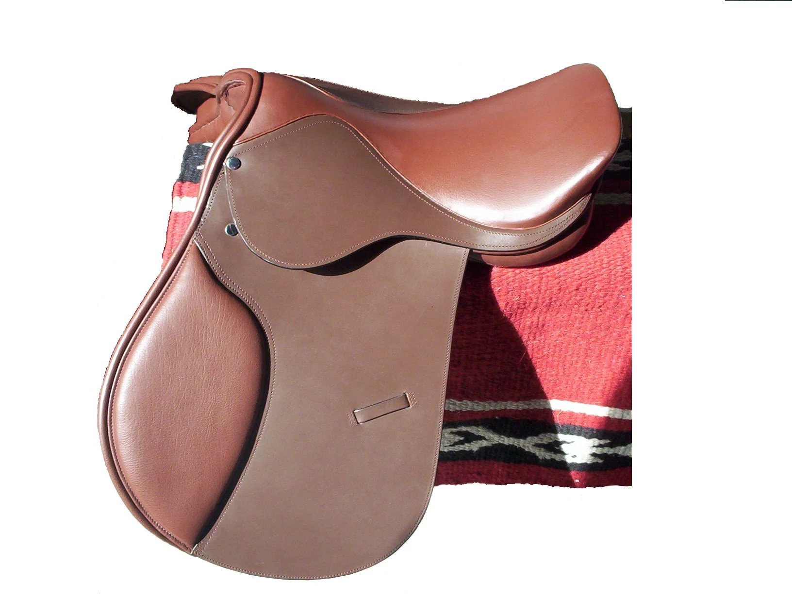 SMART QUALITY LEATHER CLOSE CONTACT HORSE SADDLE WITH SOFTY LEATHER SEAT AND KNEE PAD MADE ON PLASTIC TREE