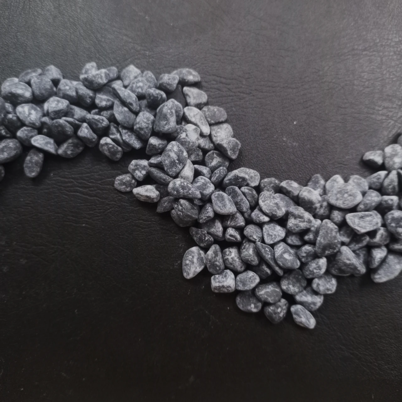 Черный натуральный гравий паутина каменный укладчик Уличные декоративные камни для дома/сада/пруда