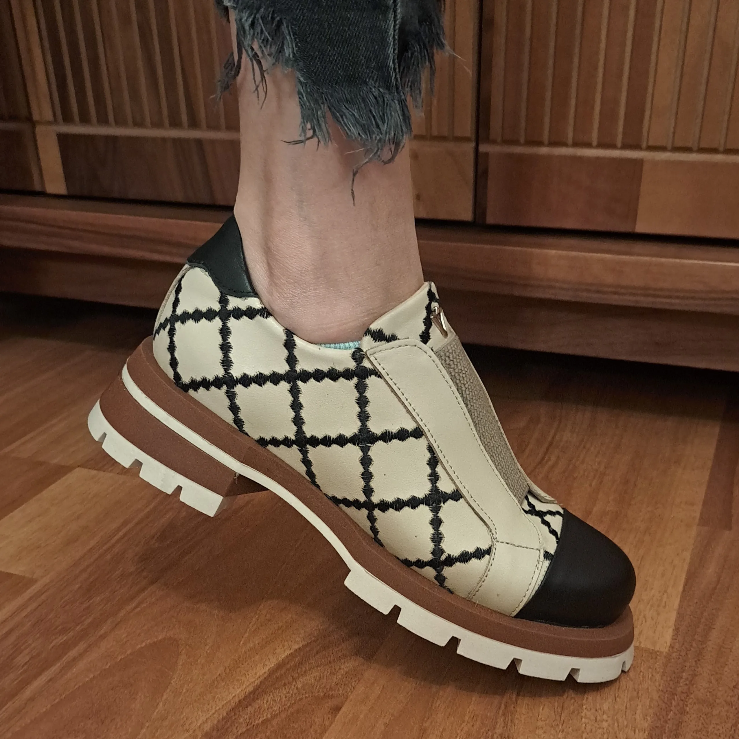 2023 Winter Designer breathable Shoes for Men Handmade Engraved Genuine Leather Sneakers White Fashion Style