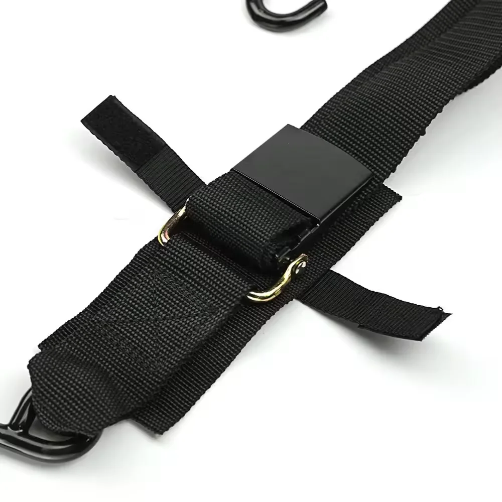 Tie fastening with ratchet bow and stern strap for kayaks and canoes