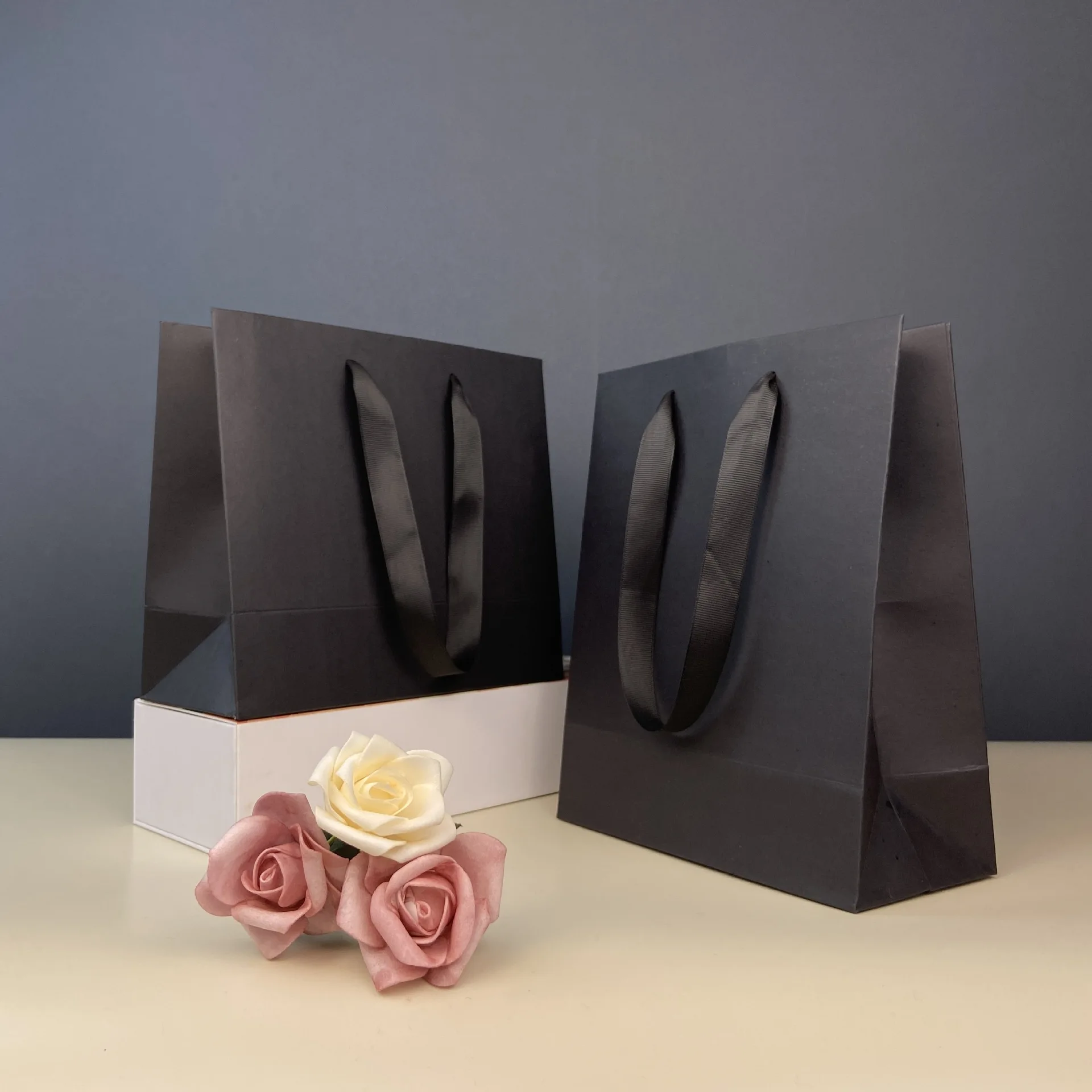 Customized Brand printed Logo Luxury Boutique Shopping Paper Gift Bags For Outfit Shop