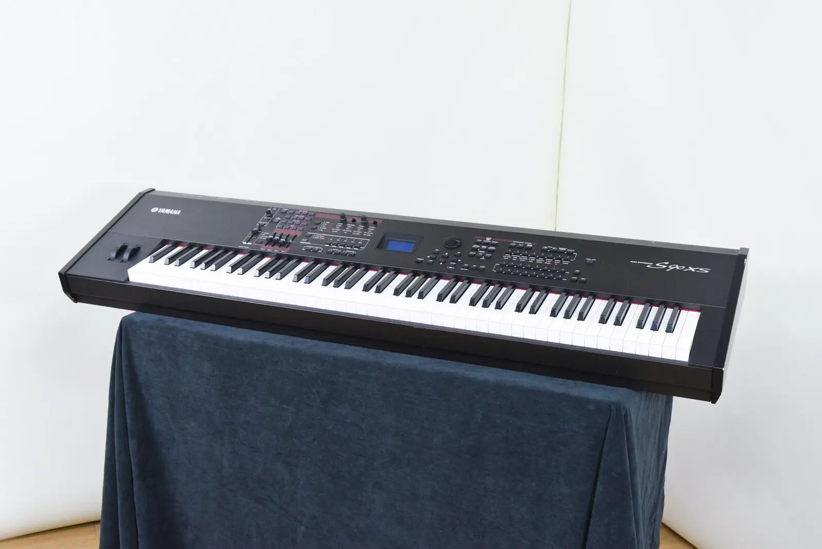 Genuine New Montage 8 88-Key Synthesizer Keyboard Piano with Powered Stand Pedals full set