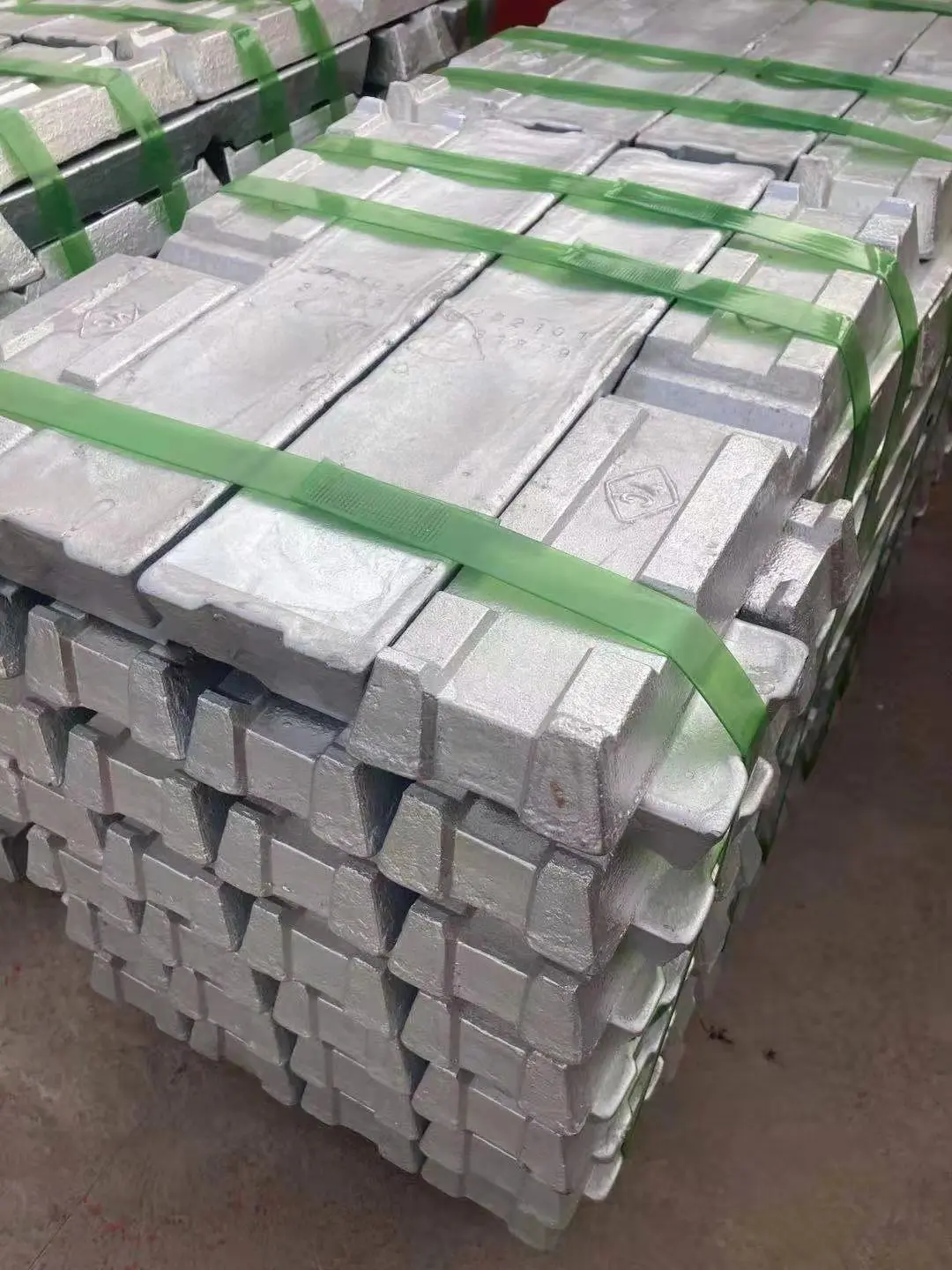 Factory supply raw metal zinc ingot 99.995 with low price
