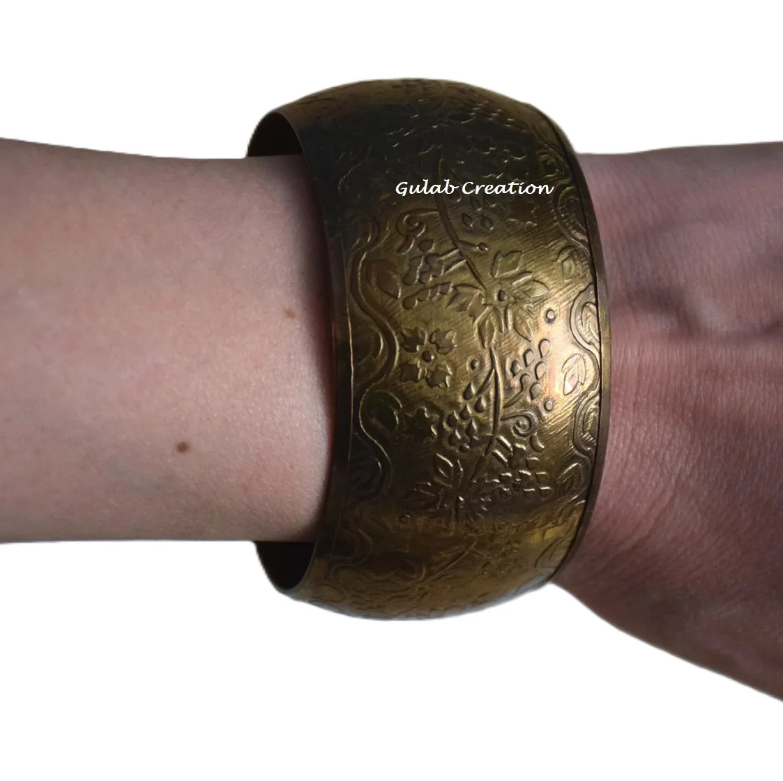 New Arrival 2024 Vintage 80s / 90s aged gold brass etched bangle bracelet
