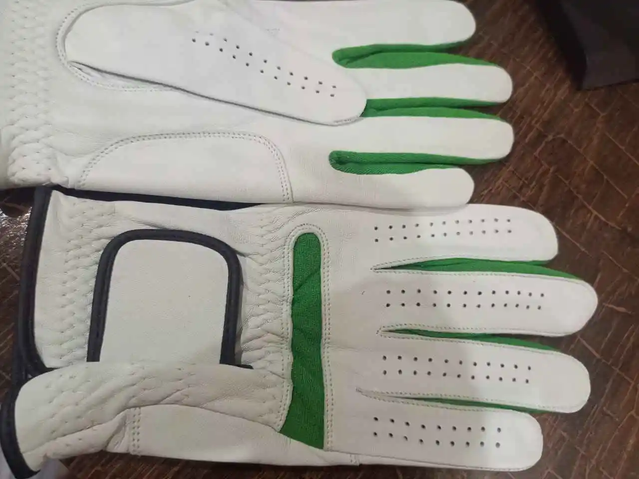 Cabretta leather right and left hand golf gloves customize logo golf gloves hot selling reasonable price sports gloves