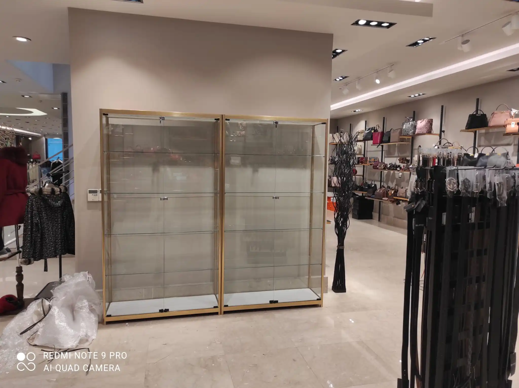 Free Standing Tower Lock Display Rack , Shopfitting Glass Door Display Cabinet, Jewellery Shop Display Case Smoke Shop Showcase