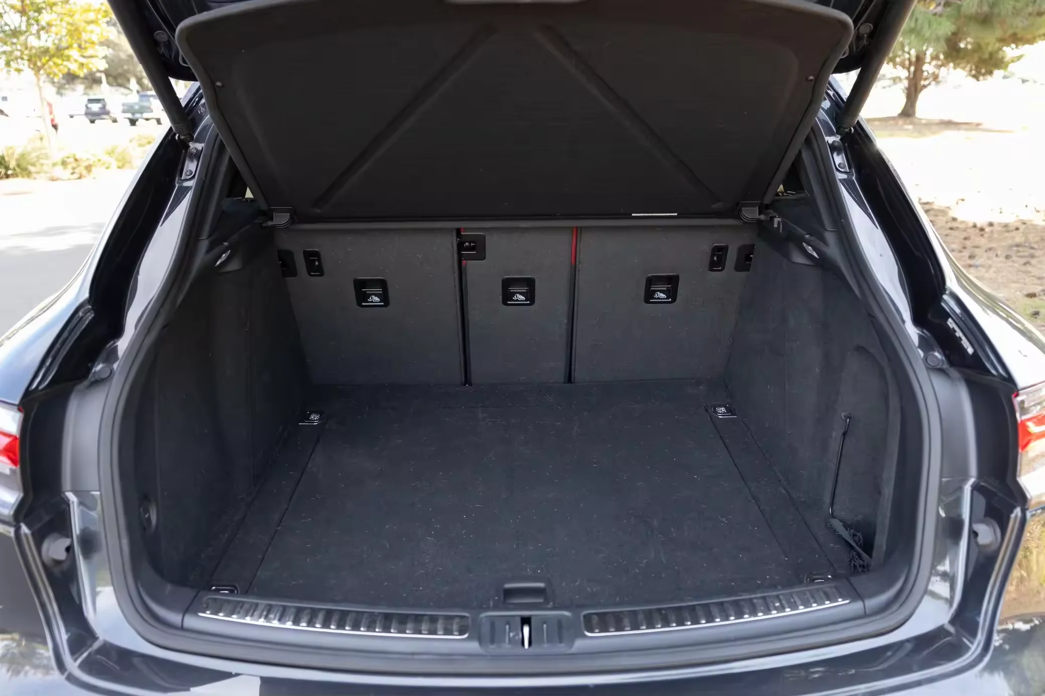Neatly used 2022 Por-sche Macan Premium Package Plus SUV for sale