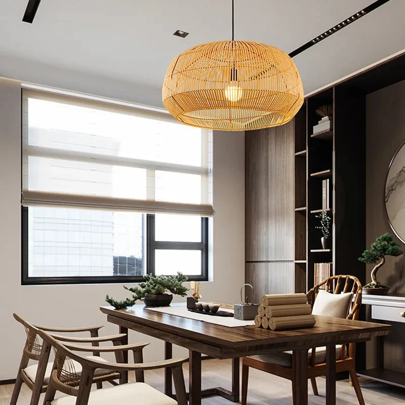 Элегантный абажур из бамбука и ротанга идеально подходит для подвесных светильников