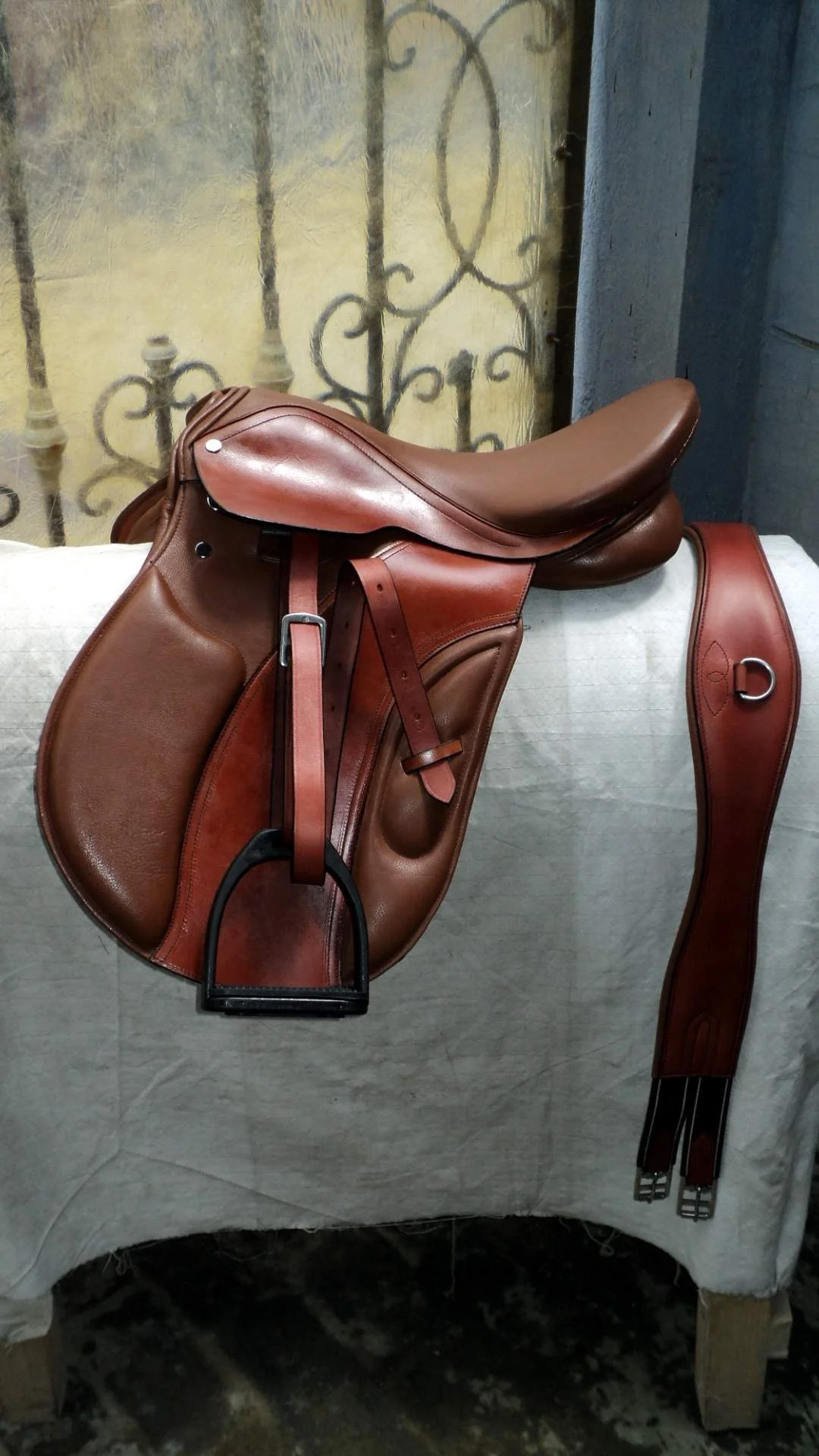 Smart Leather Jumping Horse saddle softy leather seat kneed pad detachable knee roll made on plastic tree horse saddle